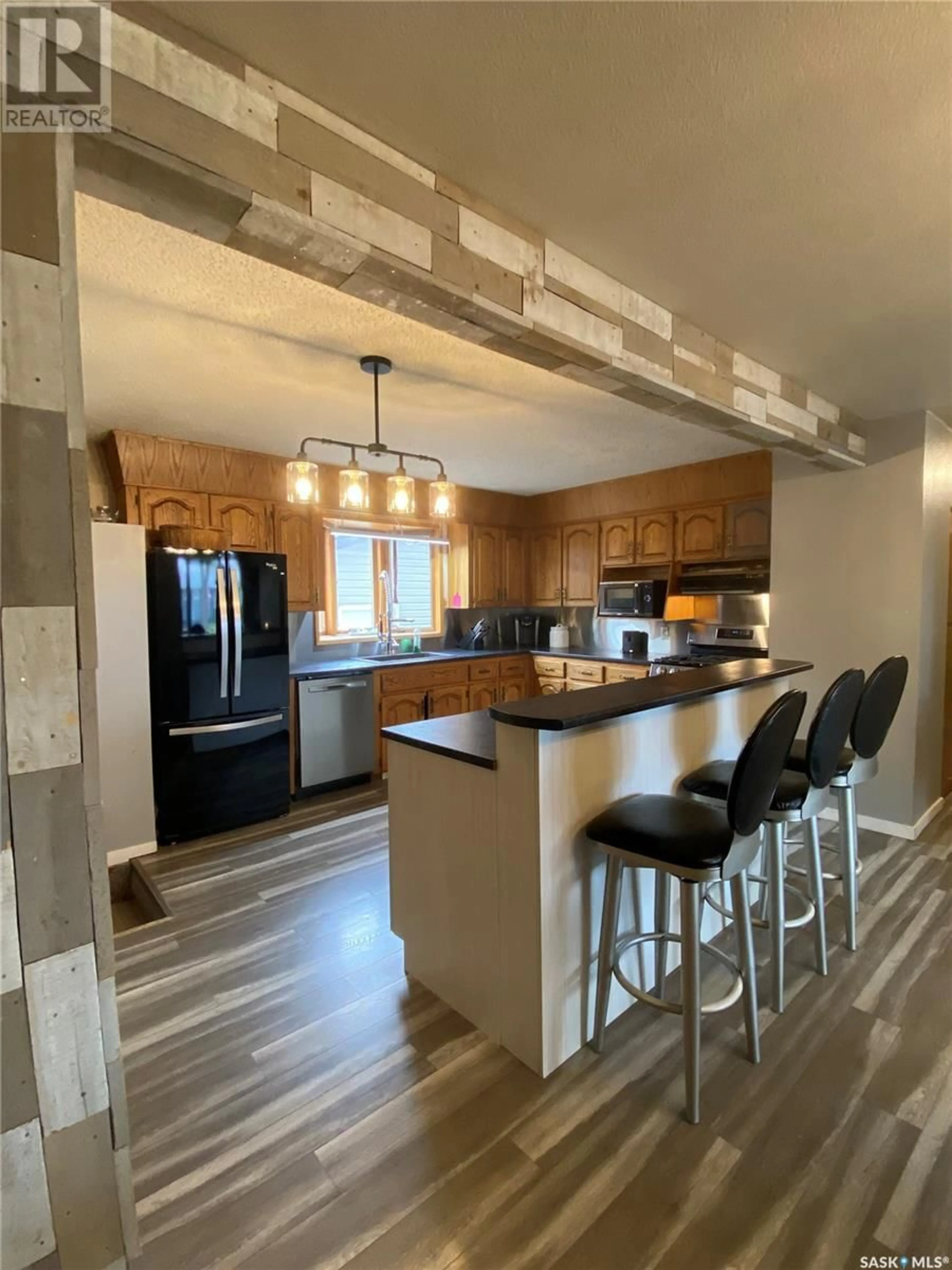 Contemporary kitchen for 512 3rd AVENUE NW, Weyburn Saskatchewan S4H2L5