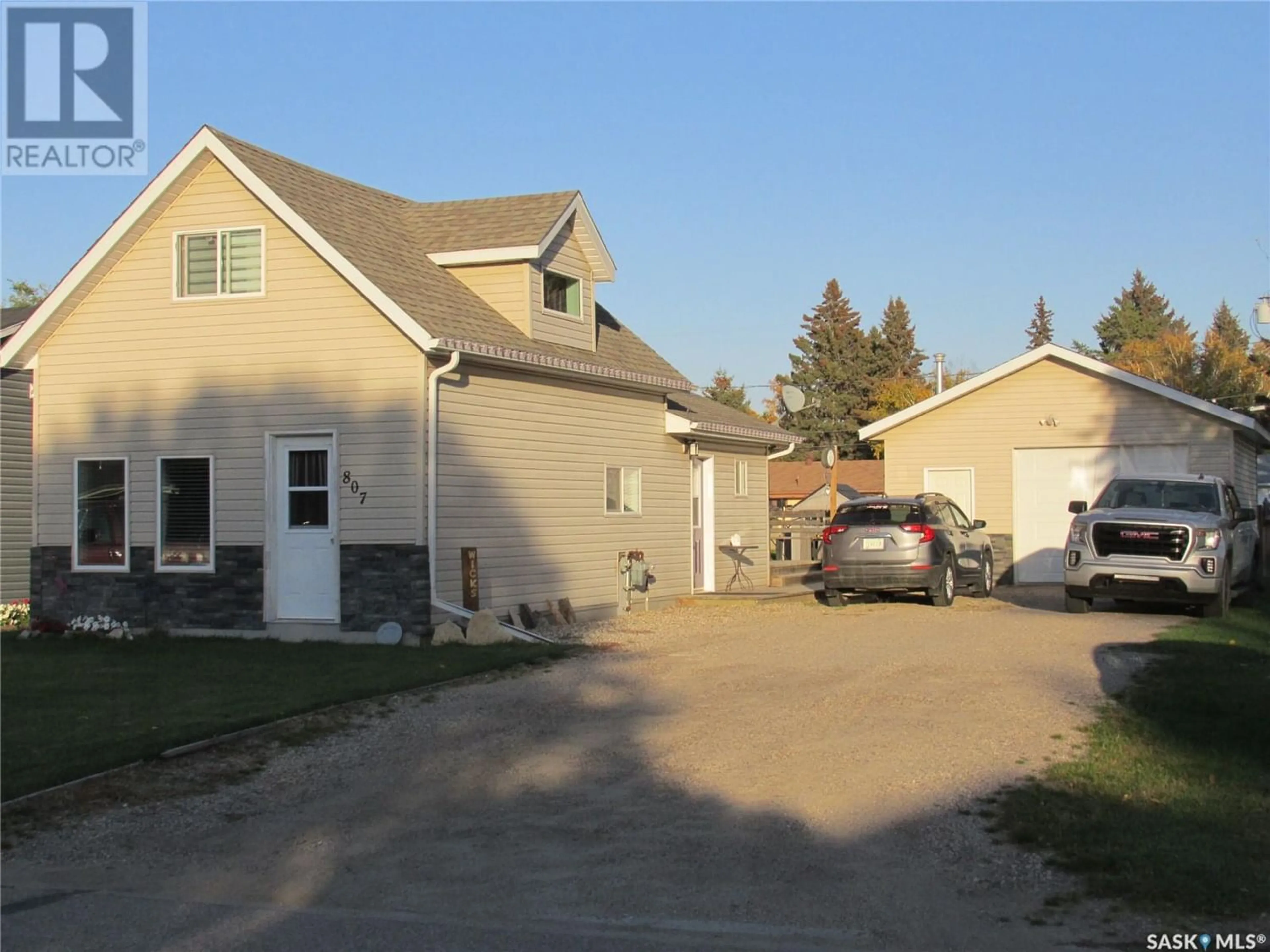 Frontside or backside of a home for 807 Centre STREET, Nipawin Saskatchewan S0E1E0