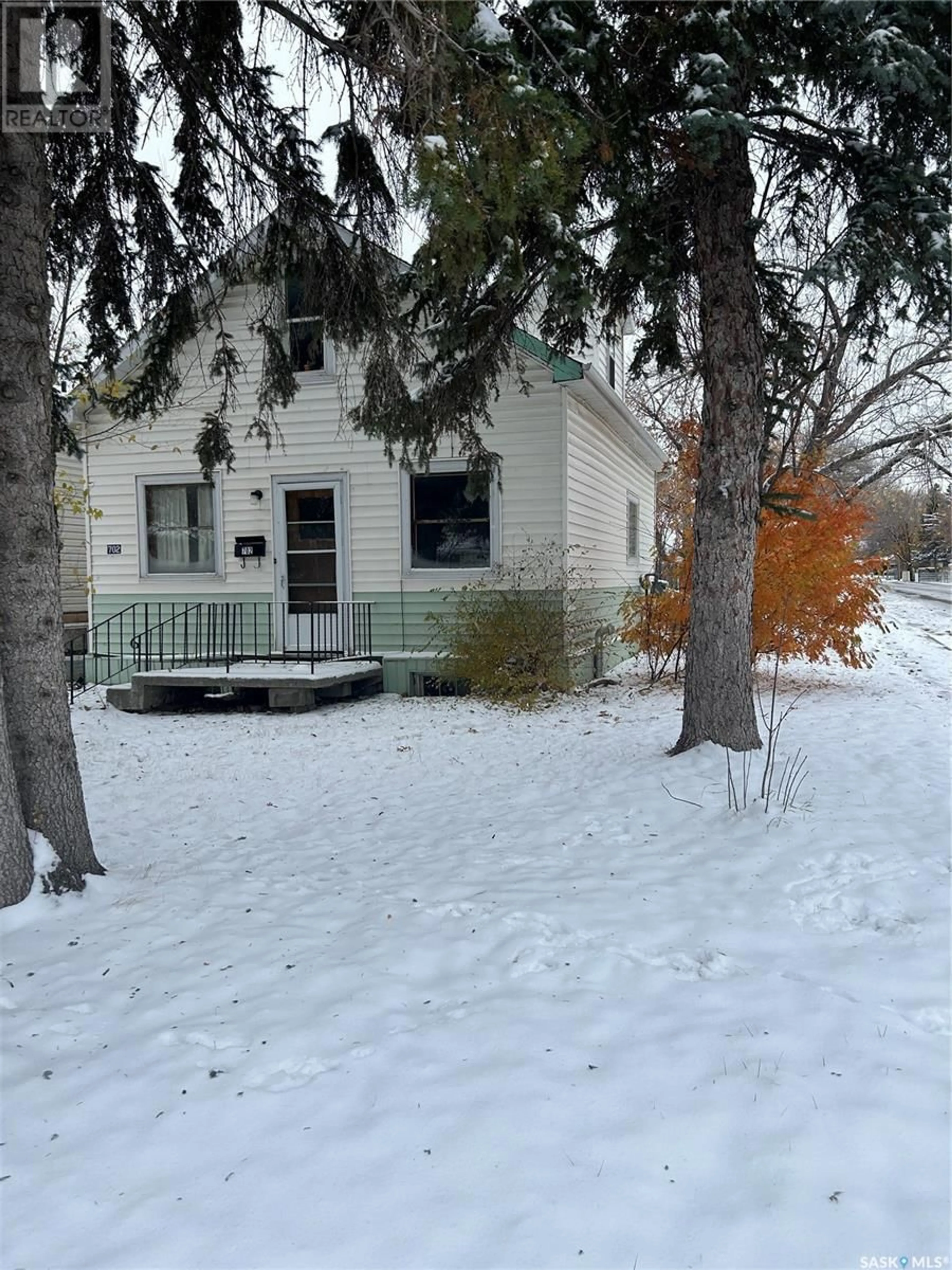 Frontside or backside of a home for 702 Athol STREET, Regina Saskatchewan S4T3B3