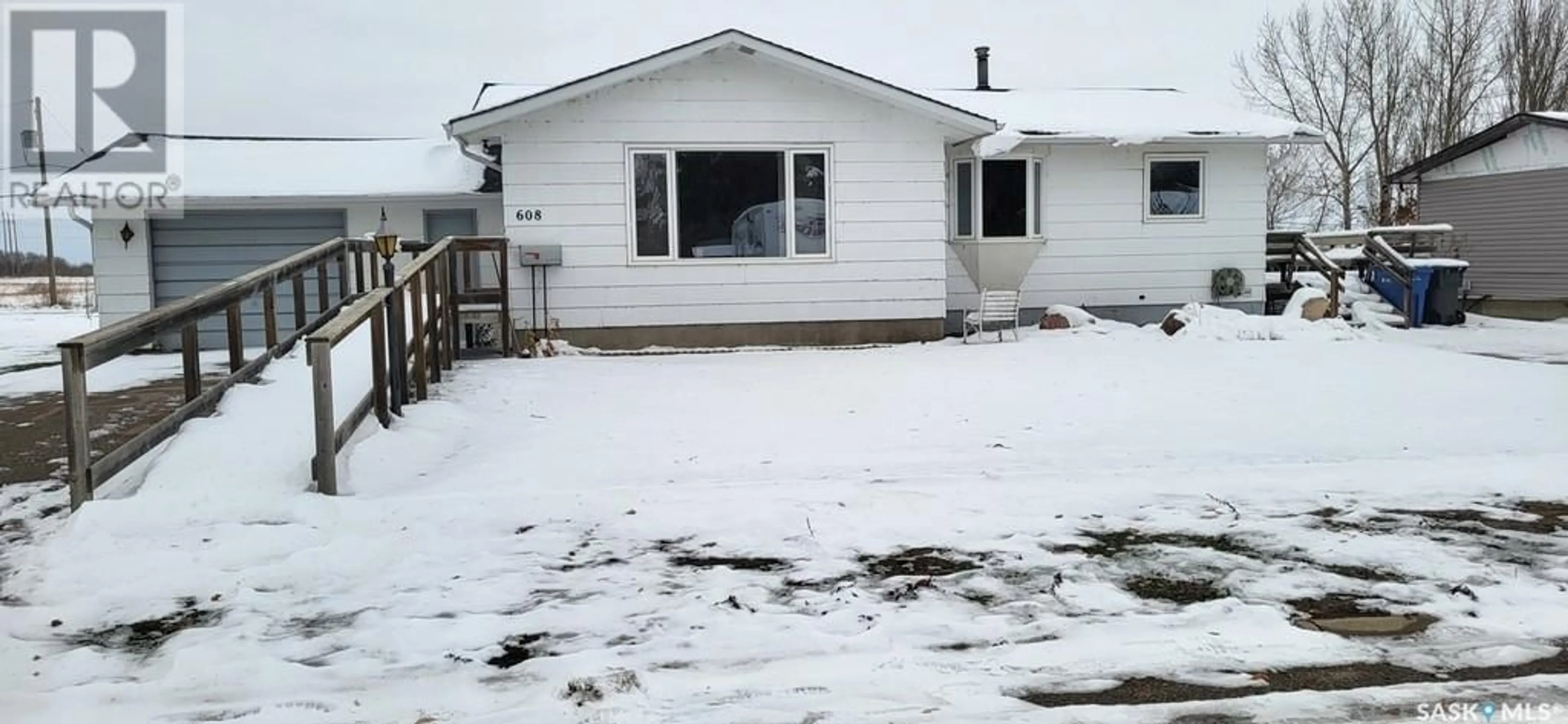 Frontside or backside of a home for 608 Boscurvis AVENUE, Oxbow Saskatchewan S0C2B0