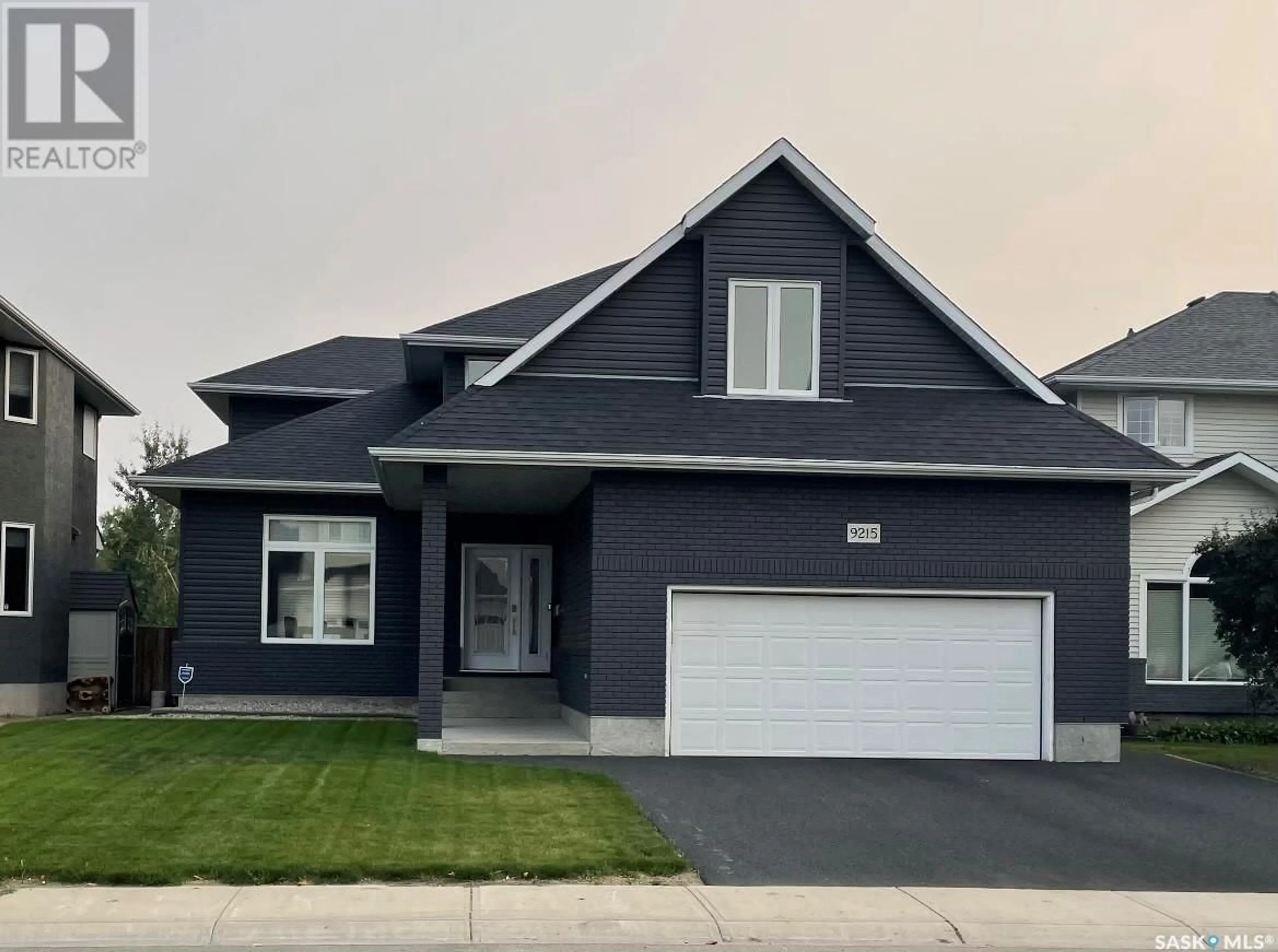 Frontside or backside of a home for 9215 Wascana MEWS, Regina Saskatchewan S4V2W3