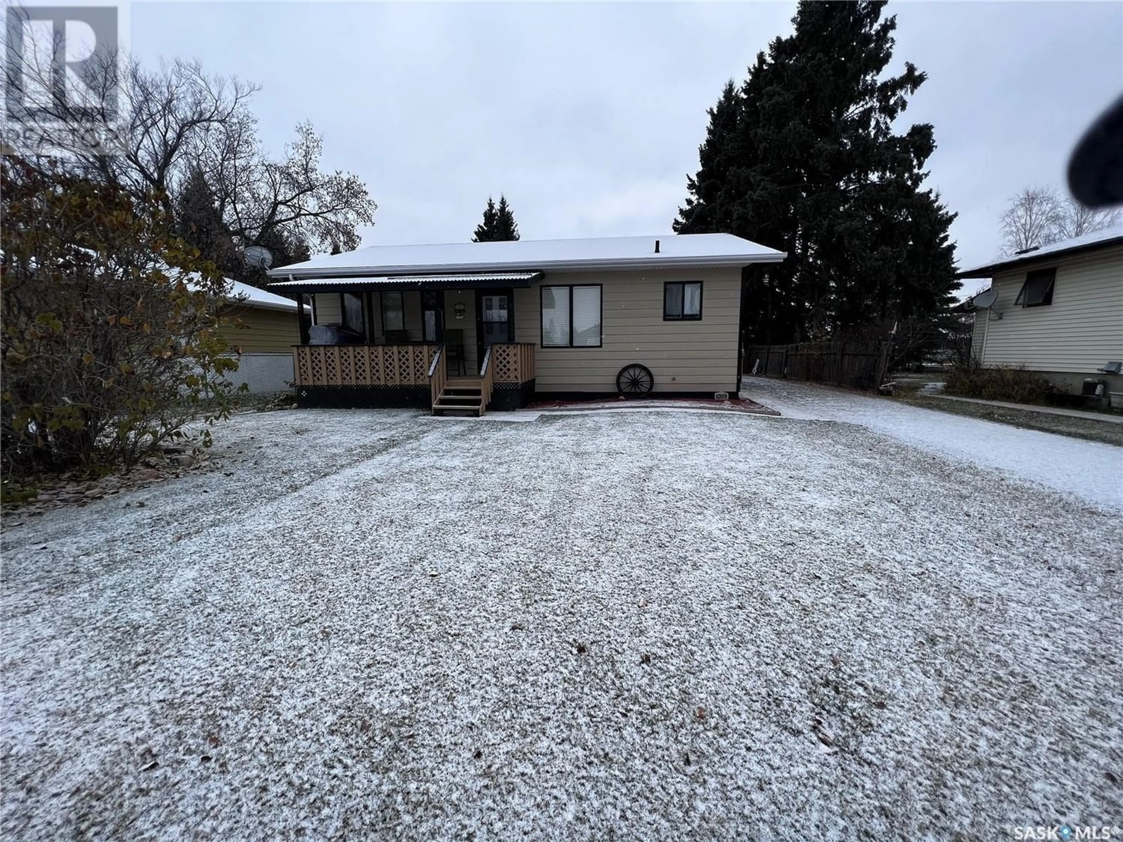 Frontside or backside of a home for 391 2nd STREET W, Glaslyn Saskatchewan S0M2Y0