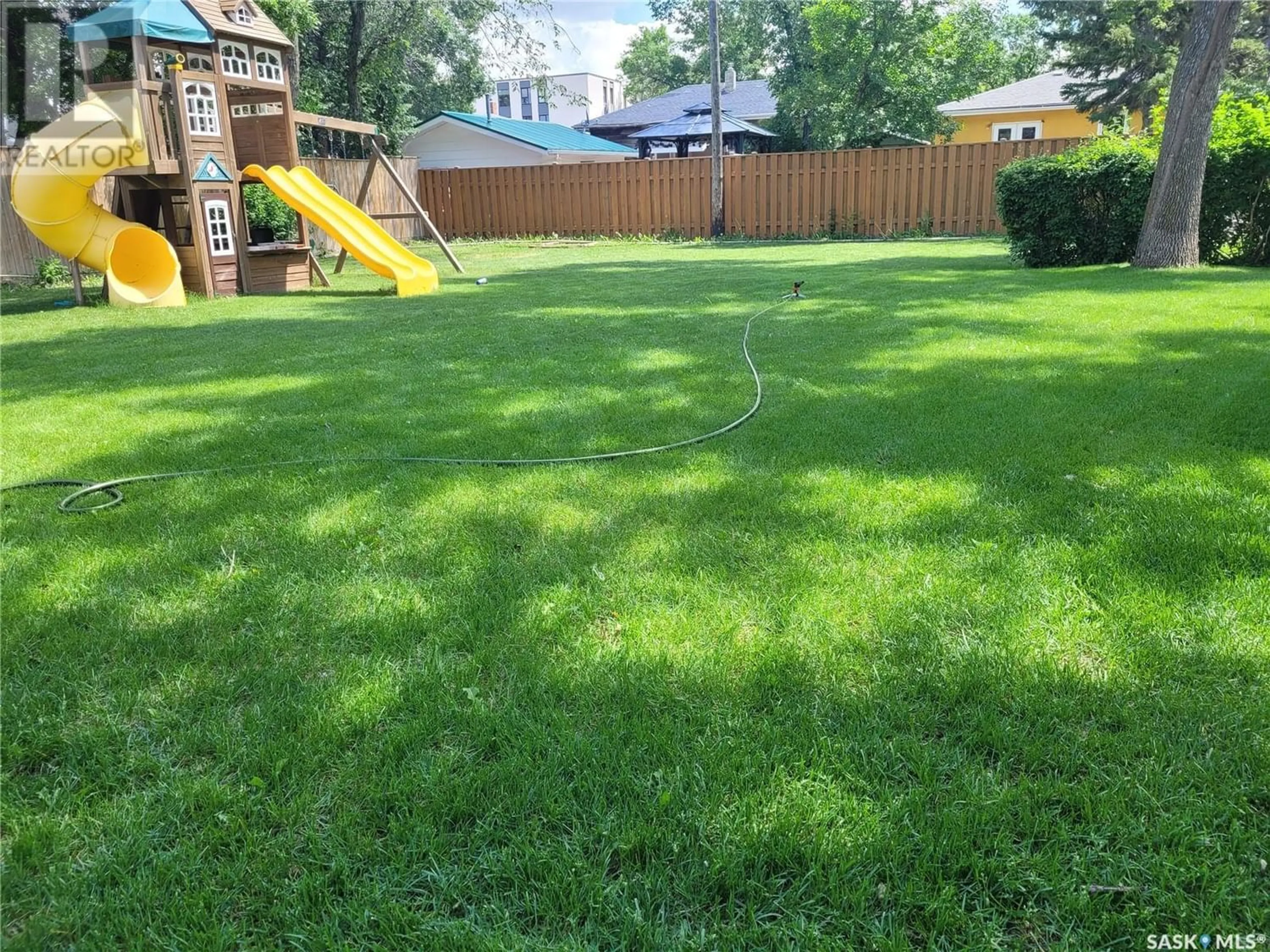 Fenced yard for 450 4th STREET, Weyburn Saskatchewan S4H0Y7