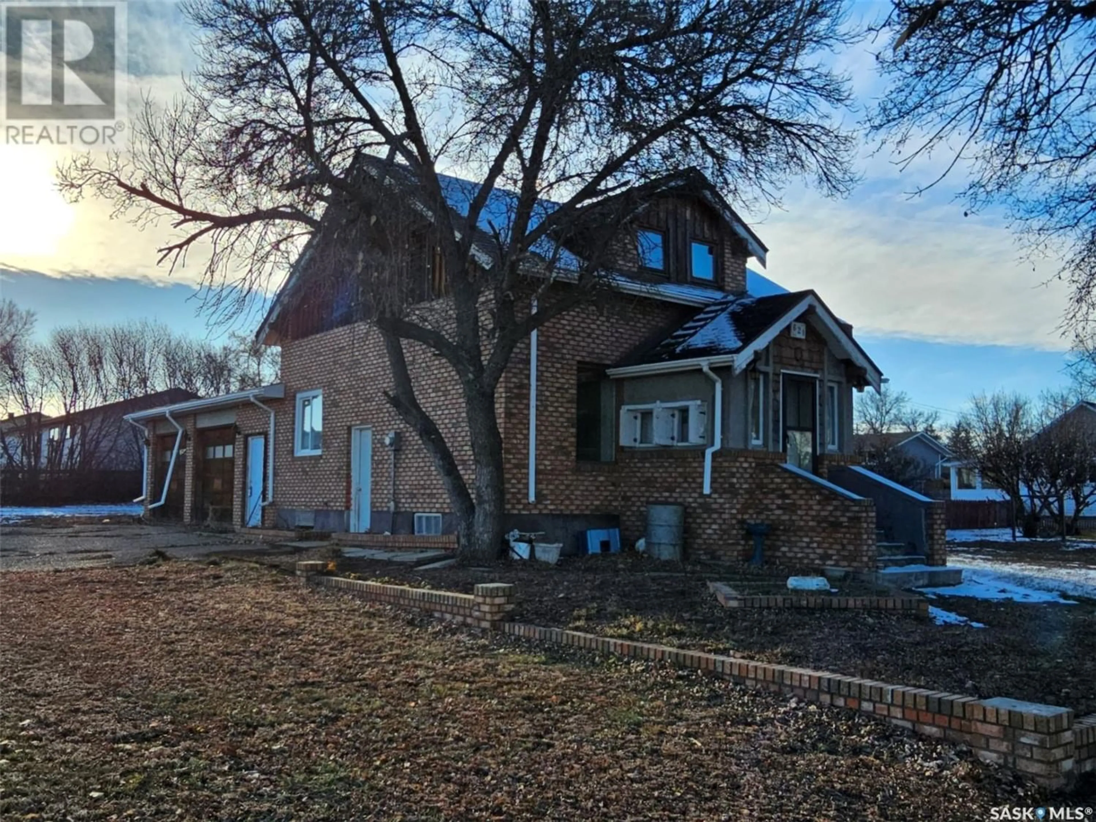 Frontside or backside of a home for 621 Railway AVENUE E, Ponteix Saskatchewan S0N1Z0