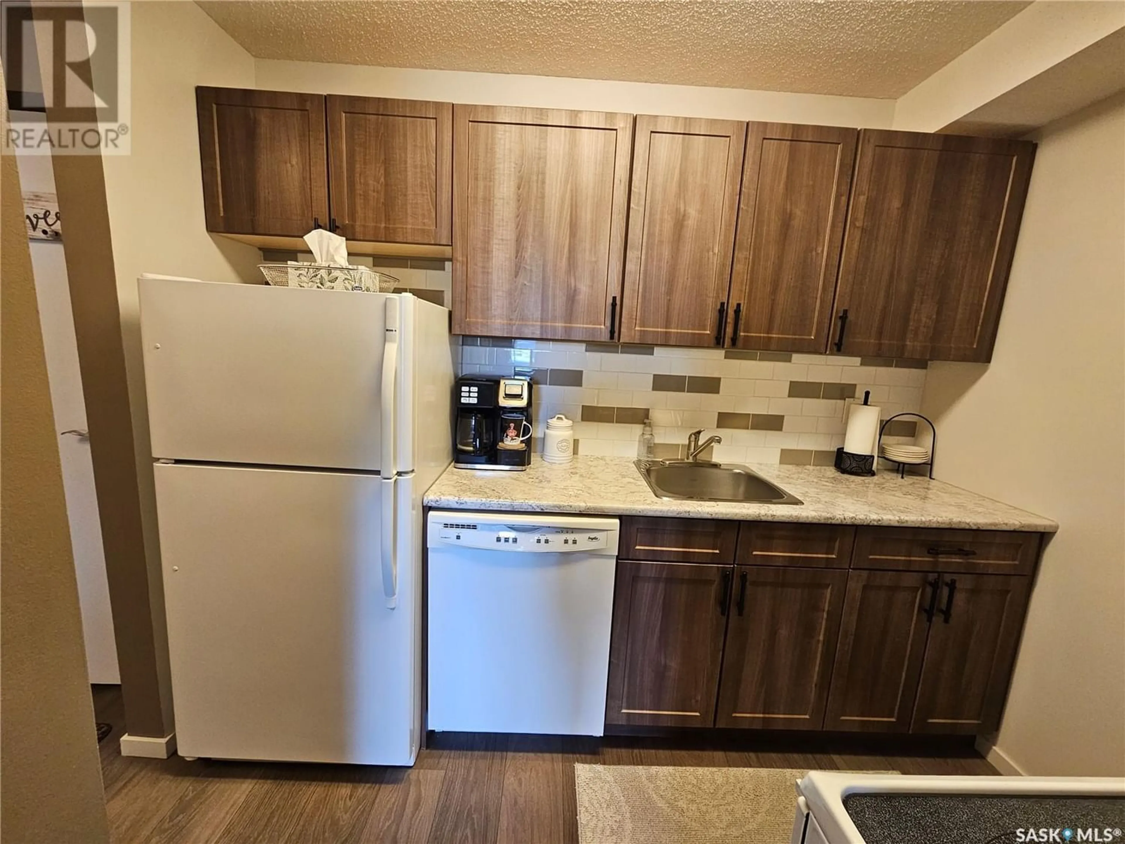 Standard kitchen for 102 1120 9th AVENUE NE, Swift Current Saskatchewan S9H2S9