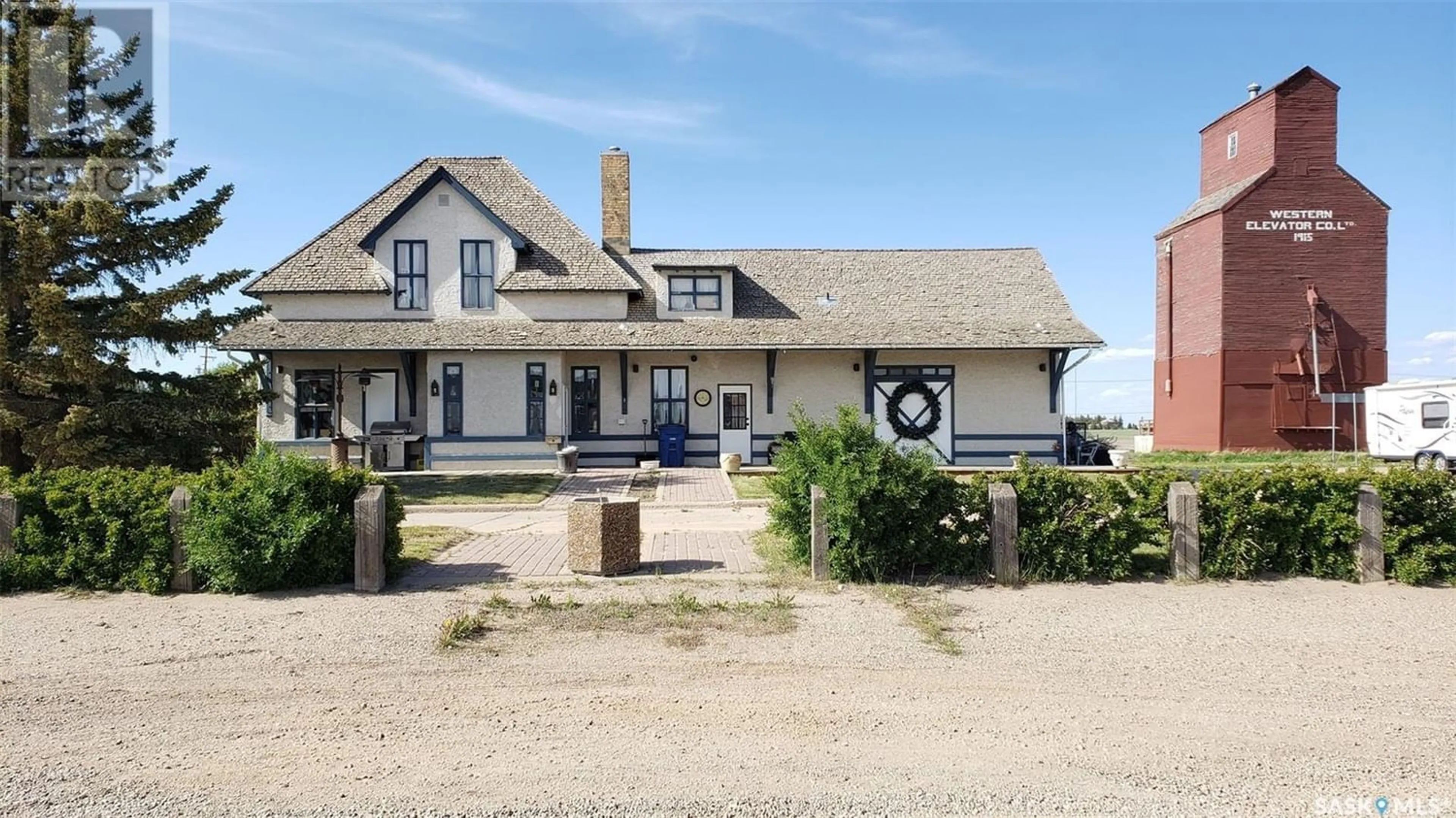 Cottage for 700 Main STREET E, Gravelbourg Saskatchewan S0H1X0