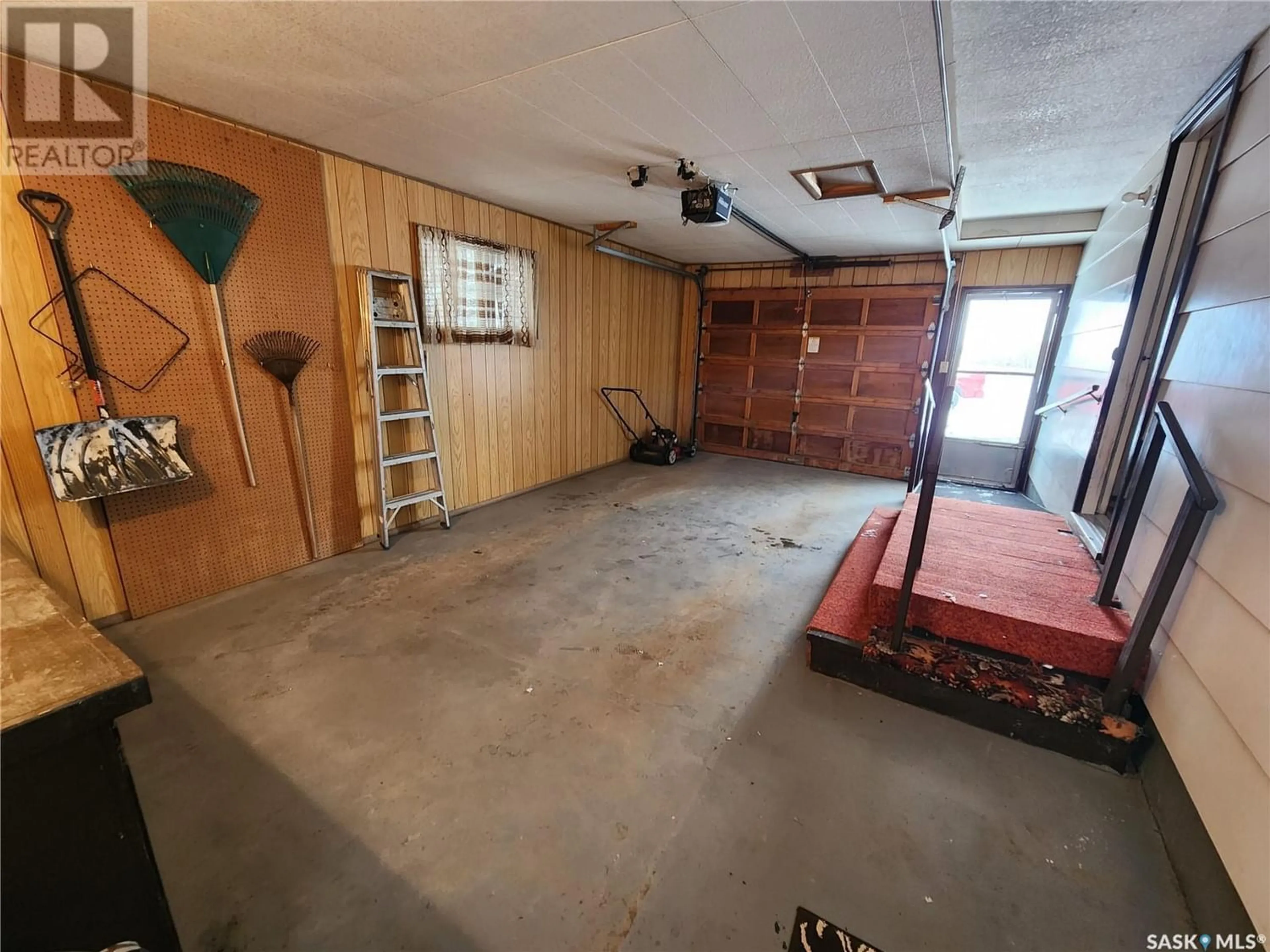 Indoor garage for 216 Railway AVENUE, Kennedy Saskatchewan S0G2R0