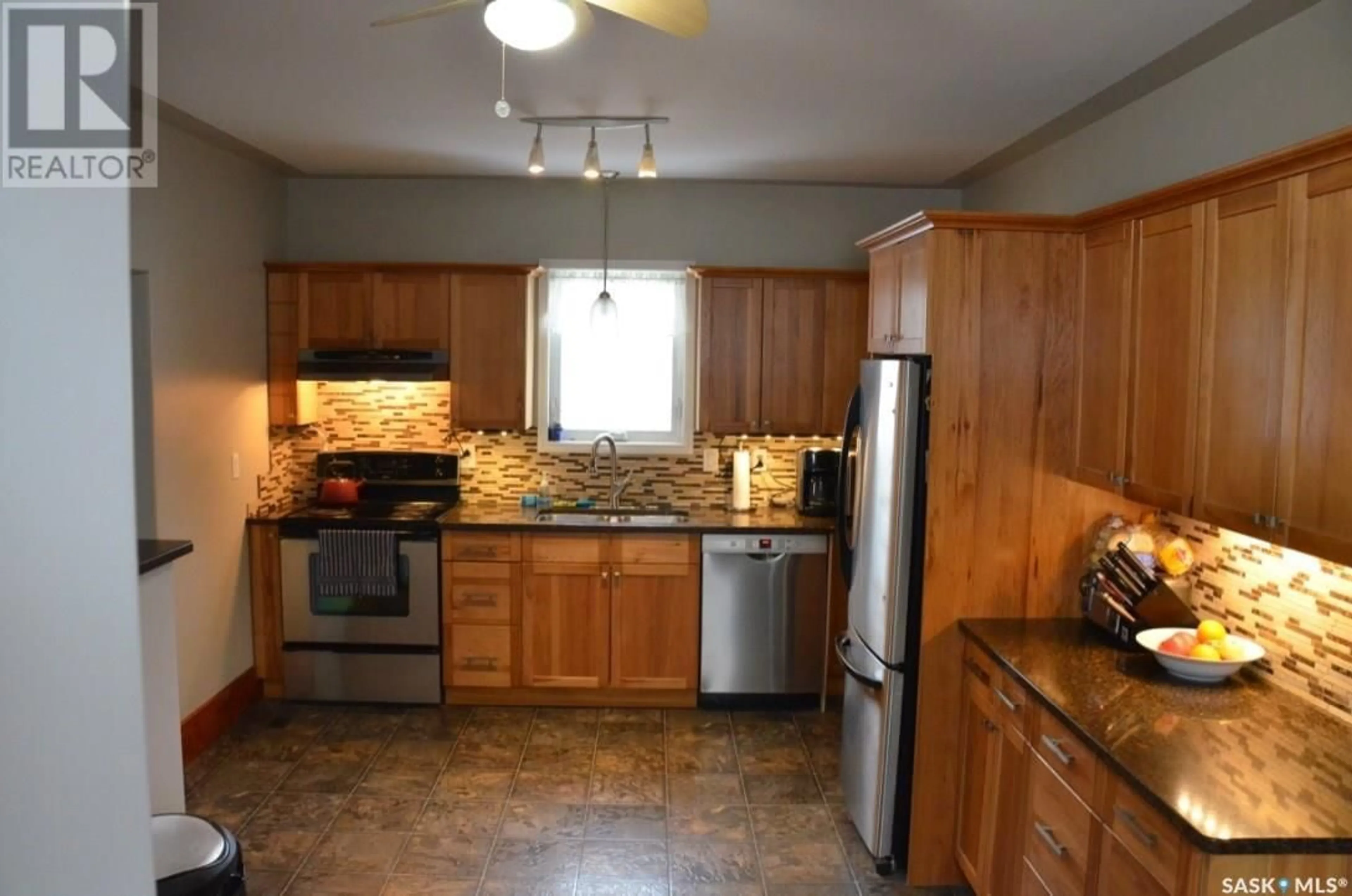 Standard kitchen for 411 4th AVENUE E, Assiniboia Saskatchewan S0H0B0