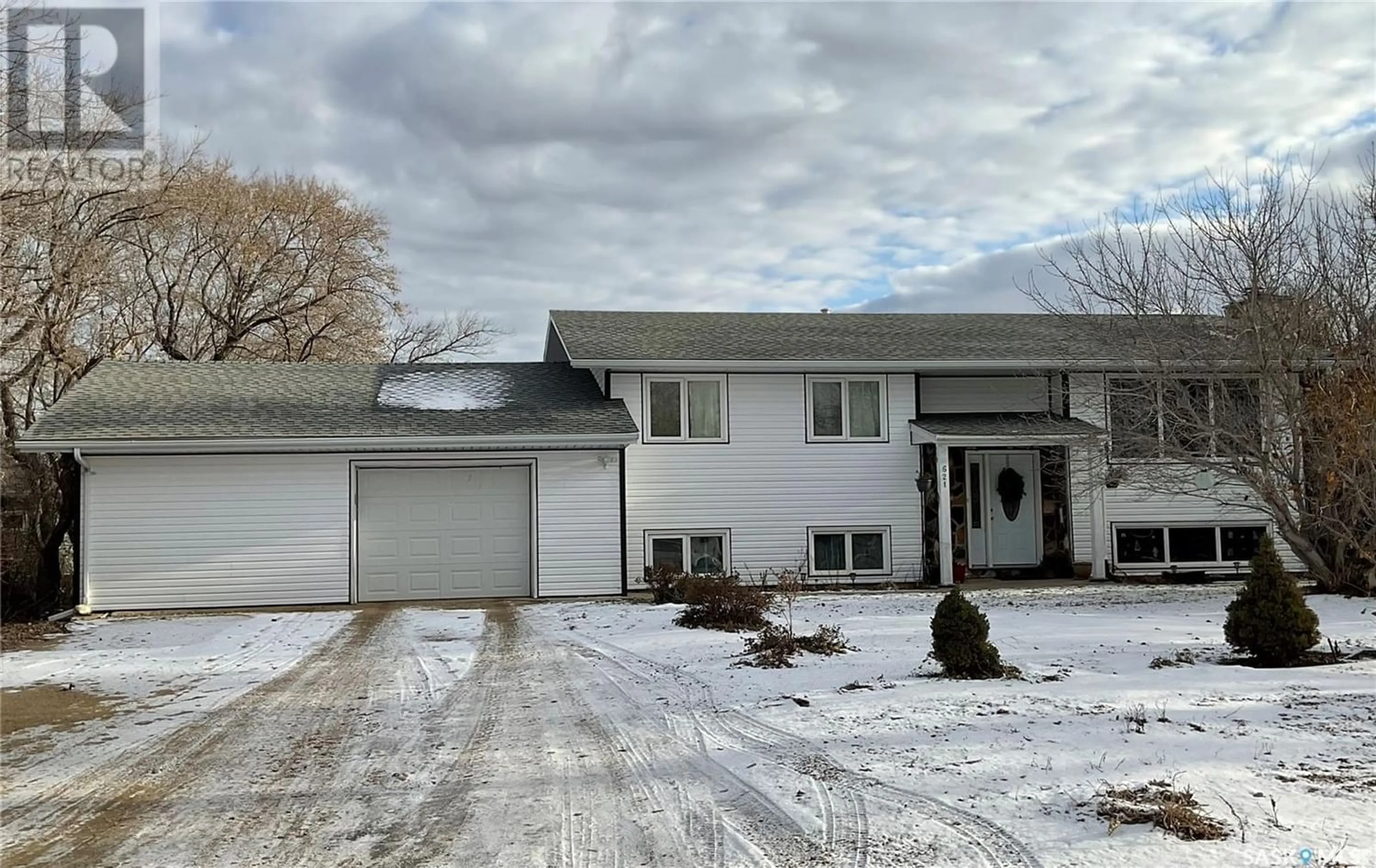 Frontside or backside of a home for 621 McCall STREET, Oxbow Saskatchewan S0C2B0