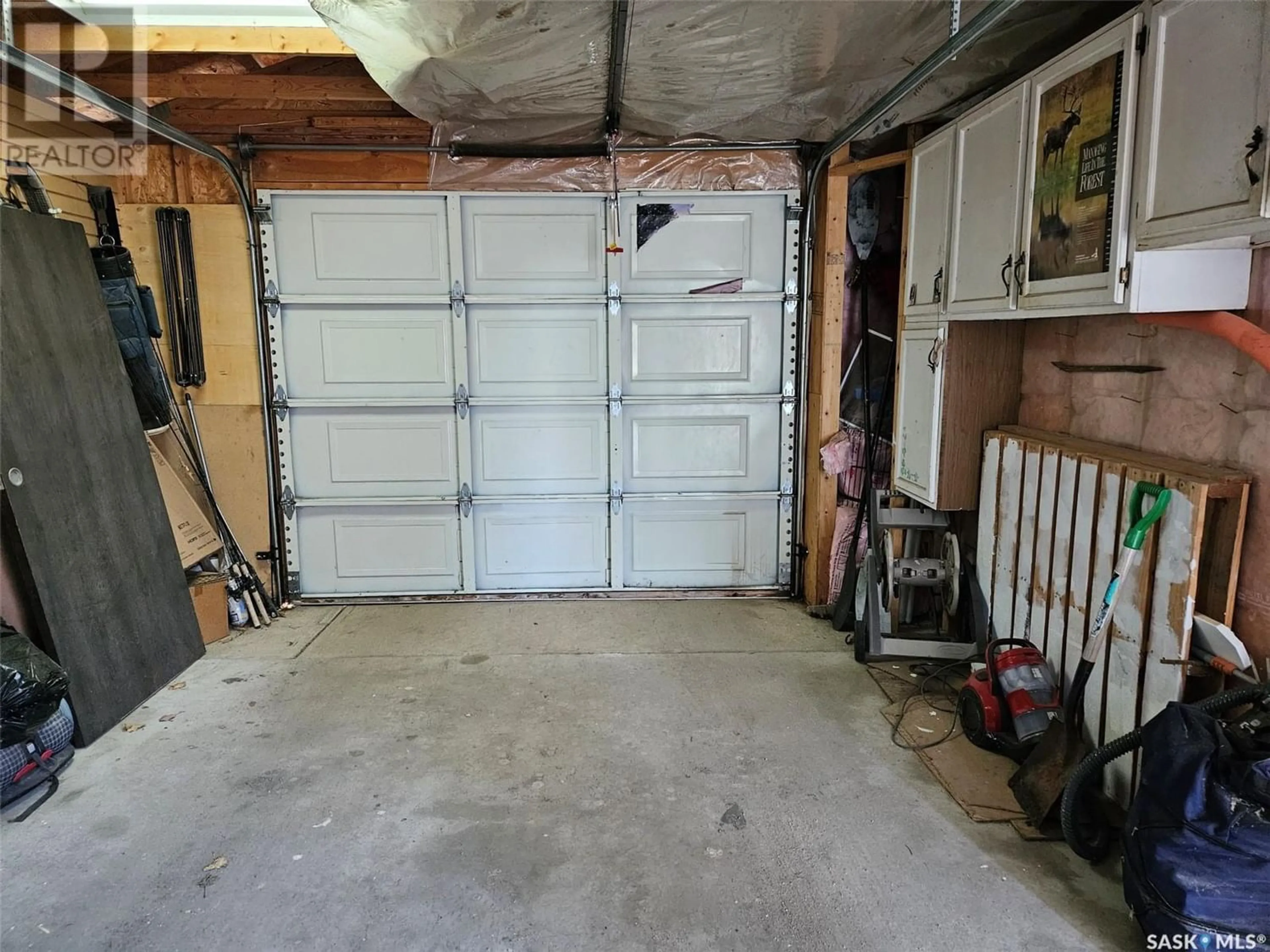 Indoor garage for 428 Fairford STREET E, Moose Jaw Saskatchewan S6H0E5