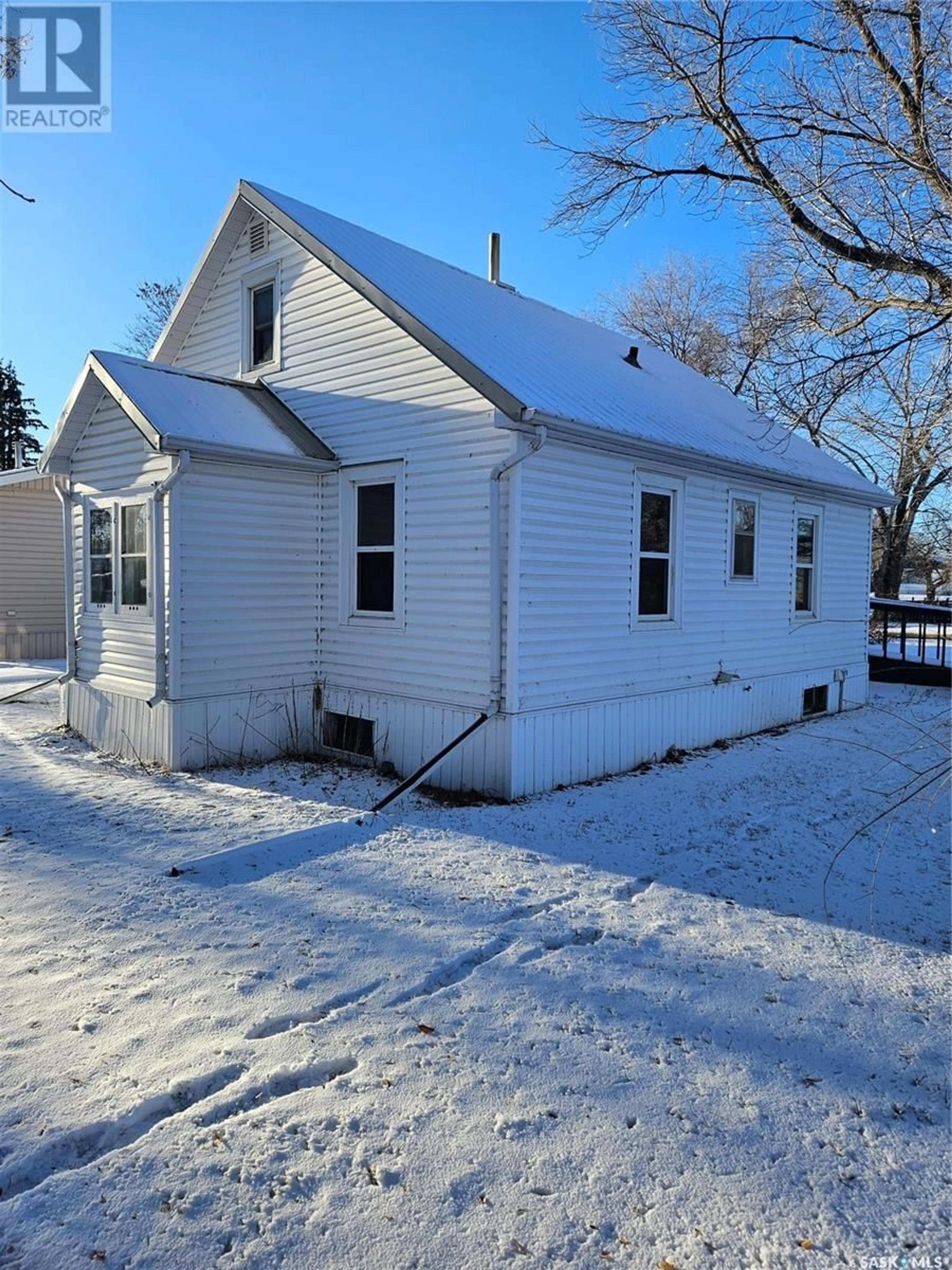 Cottage for 501 2nd STREET, Lampman Saskatchewan S0C1N0