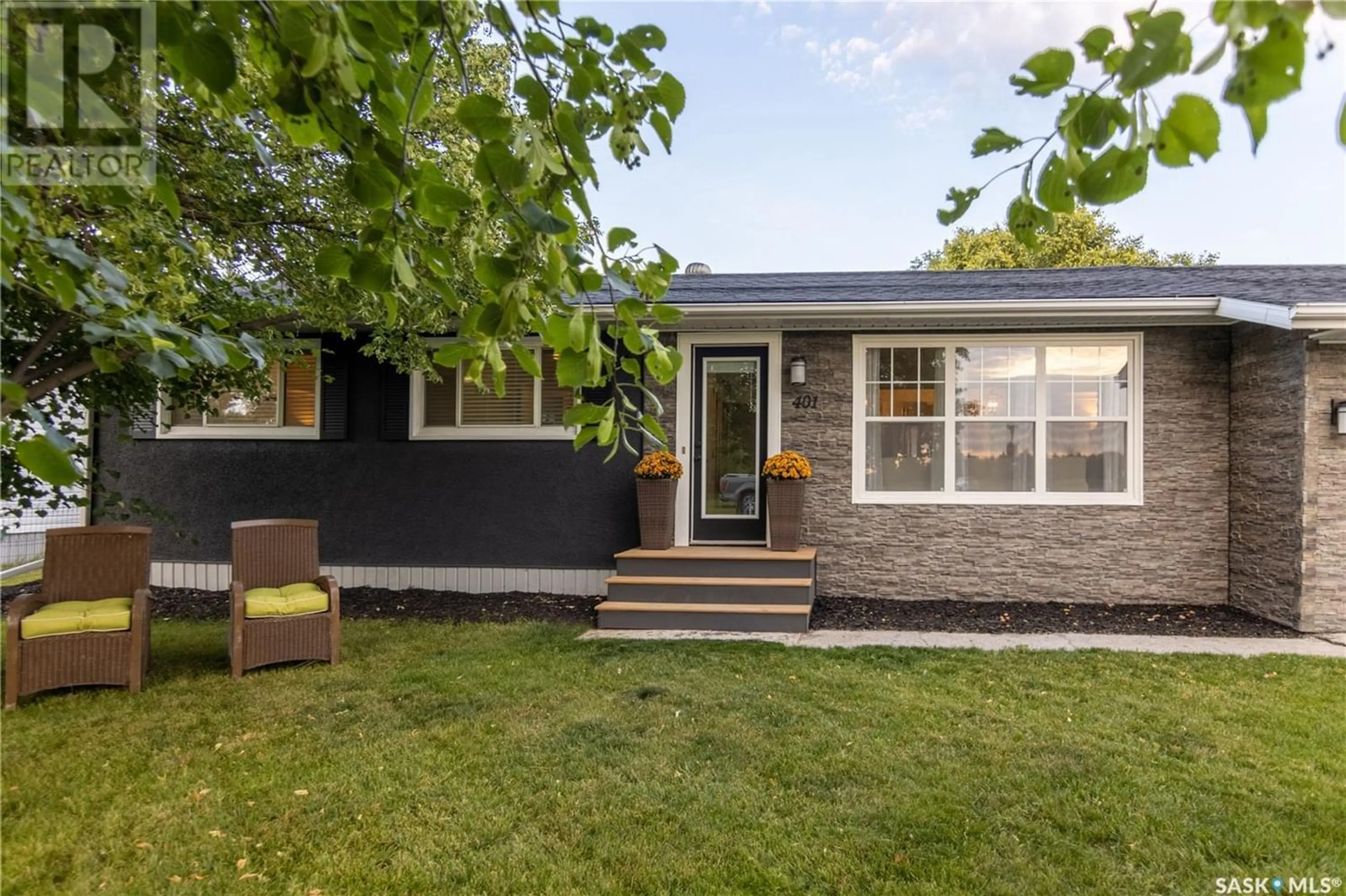 Home with vinyl exterior material for 401 Short STREET, Esterhazy Saskatchewan S0A0X0