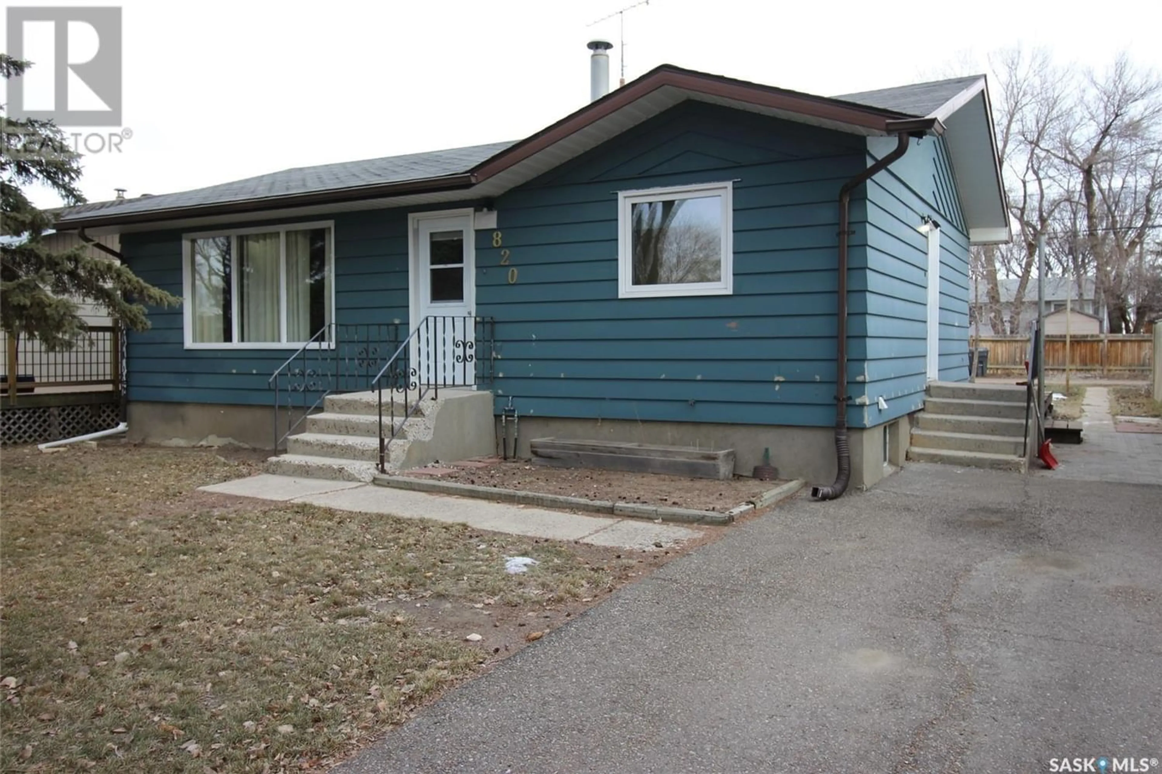 Frontside or backside of a home for 820 3rd STREET E, Shaunavon Saskatchewan S0N2M0