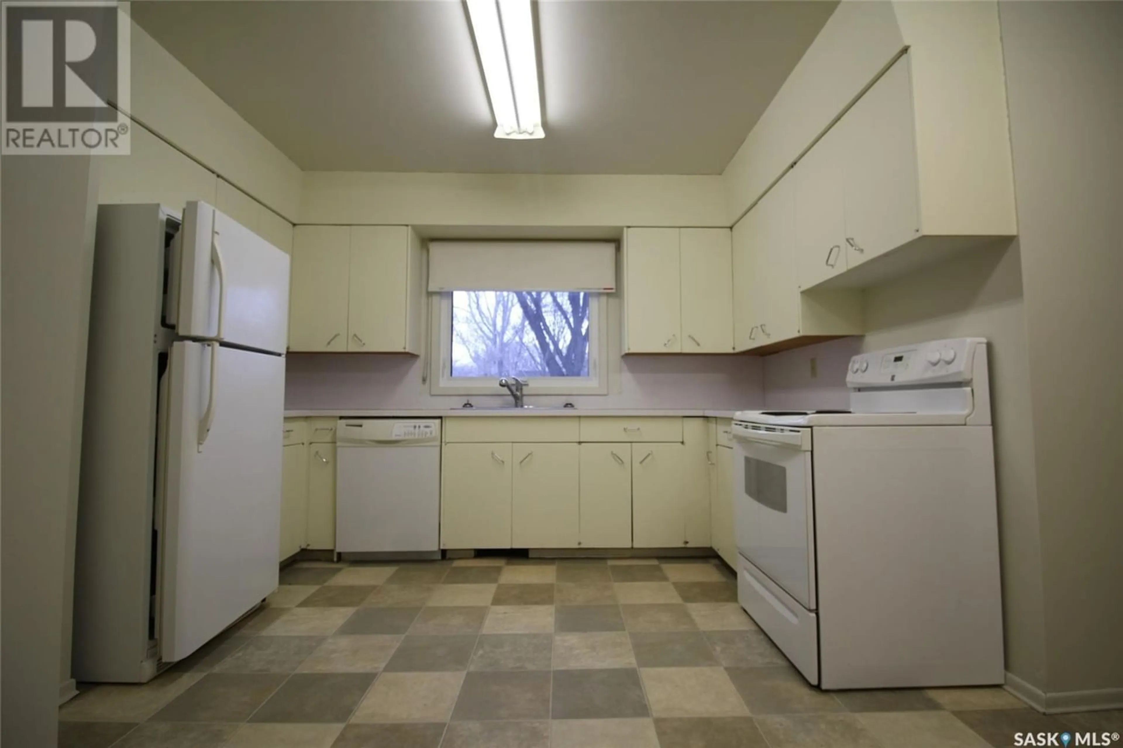 Standard kitchen for 820 3rd STREET E, Shaunavon Saskatchewan S0N2M0