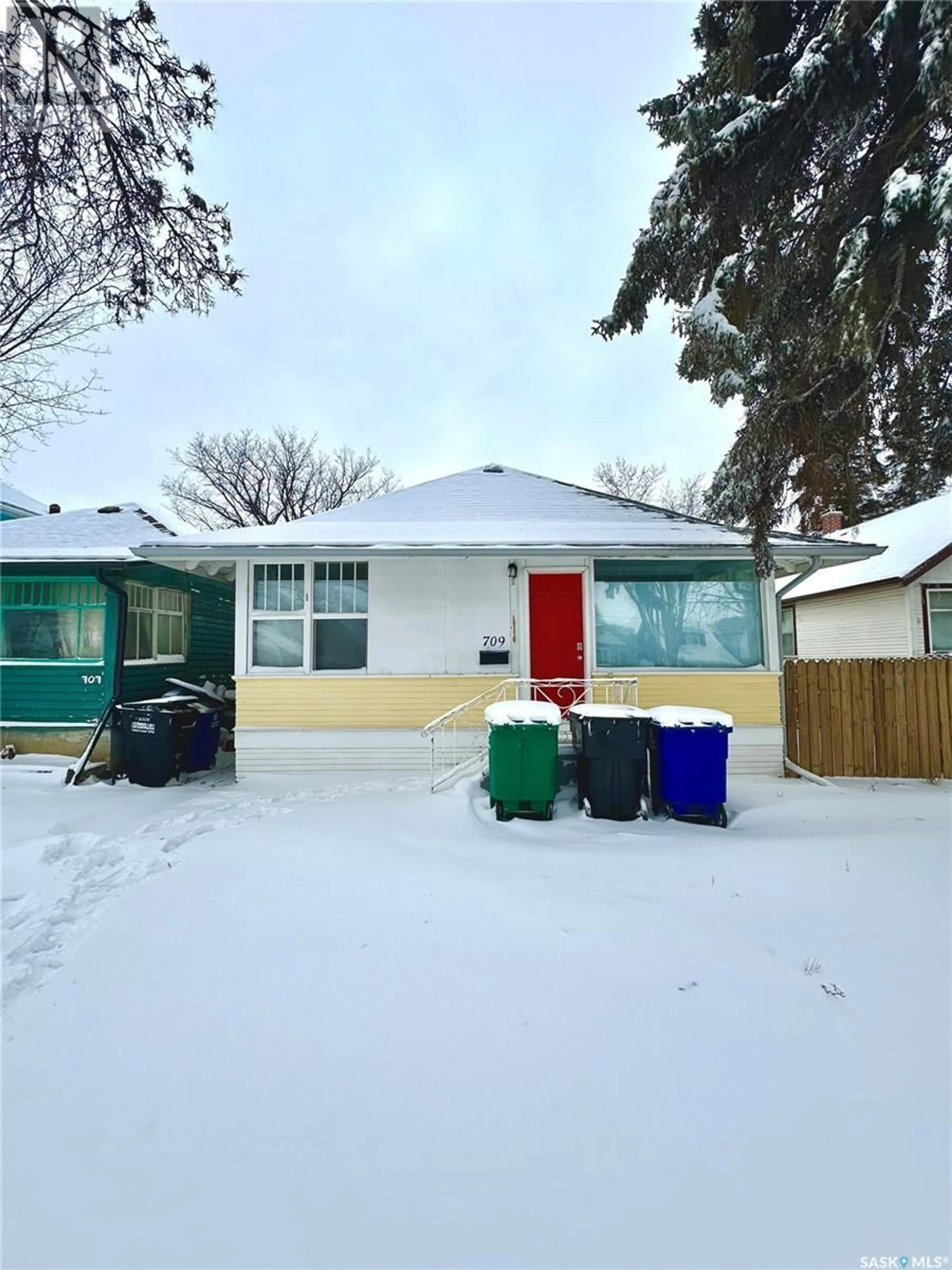 Frontside or backside of a home for 709 32nd STREET W, Saskatoon Saskatchewan S7L0T3