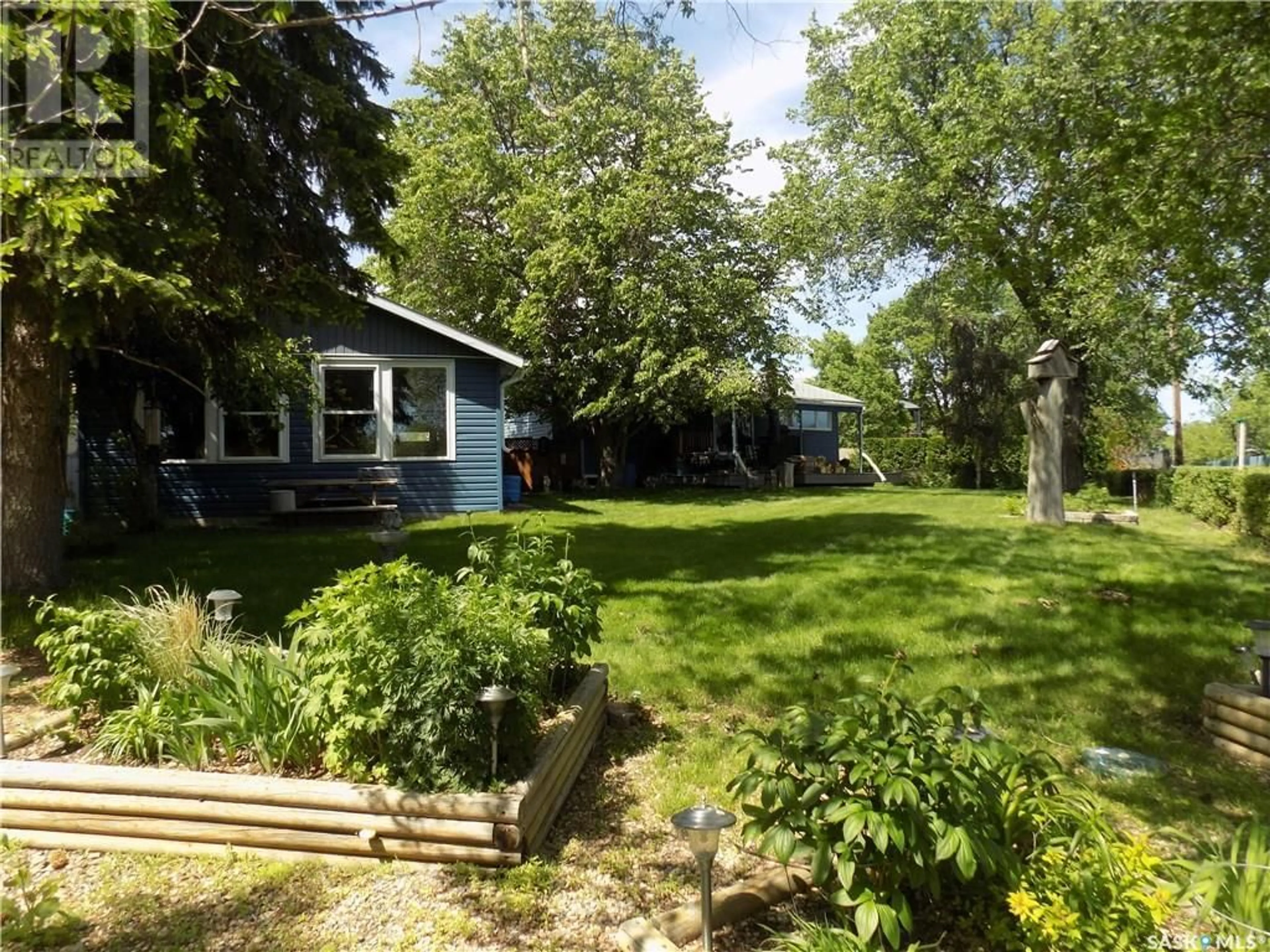 Cottage for 1004 Hillcrest BAY, Estevan Saskatchewan S4A1Y5