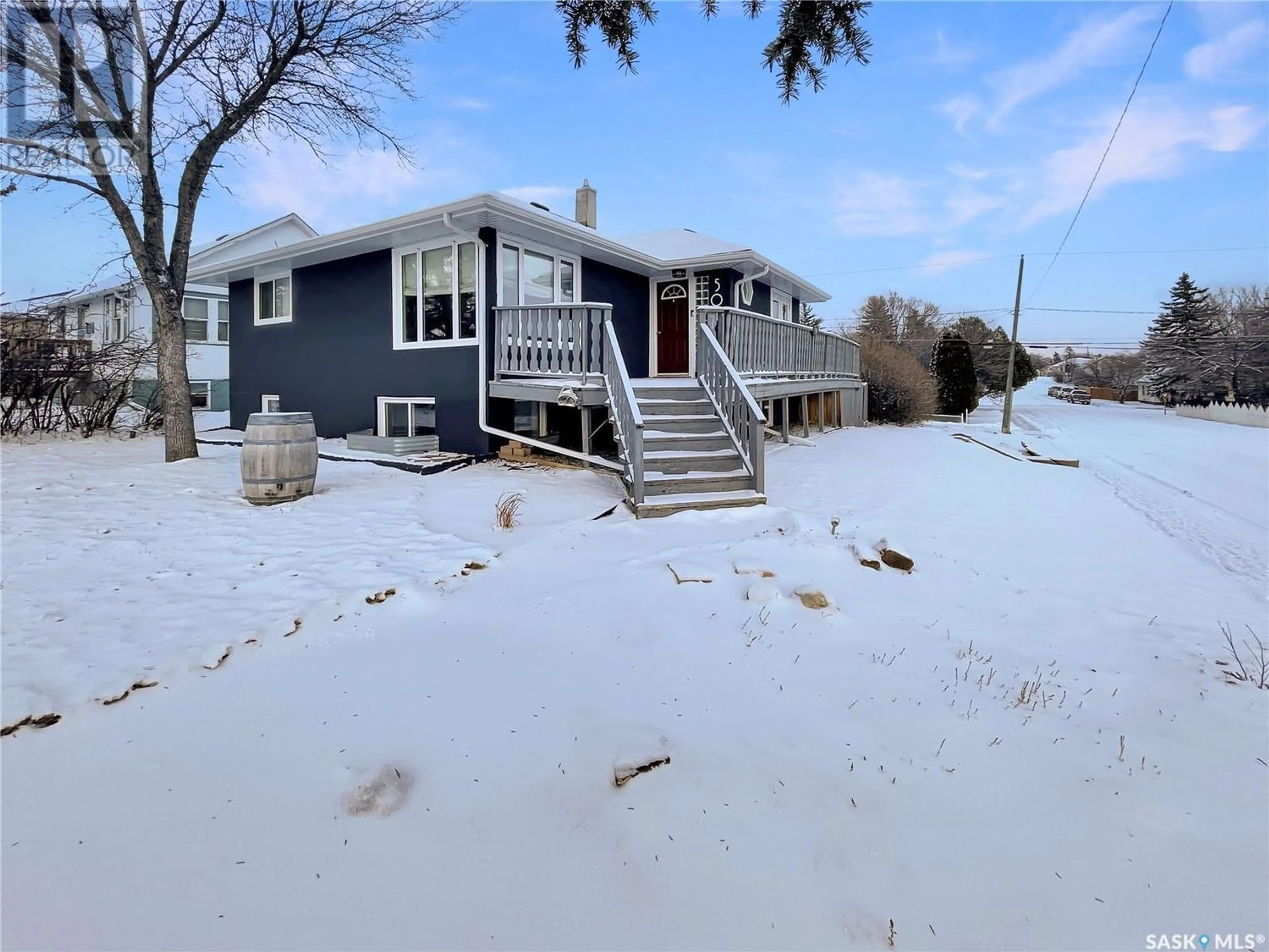 Frontside or backside of a home for 501 5th AVENUE NW, Swift Current Saskatchewan S9H0X2