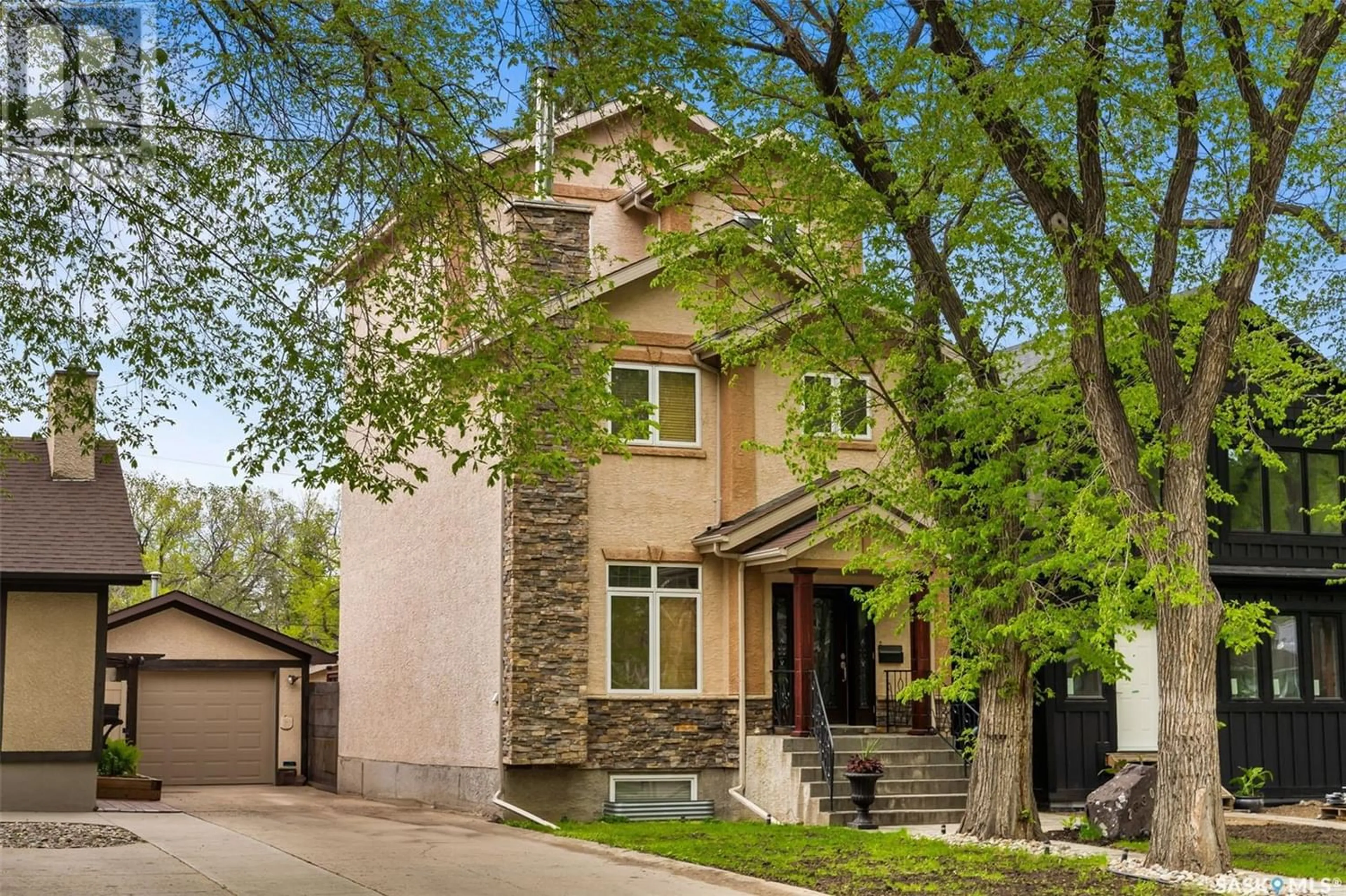 Indoor entryway for 2830 Regina AVENUE, Regina Saskatchewan S4S0G5