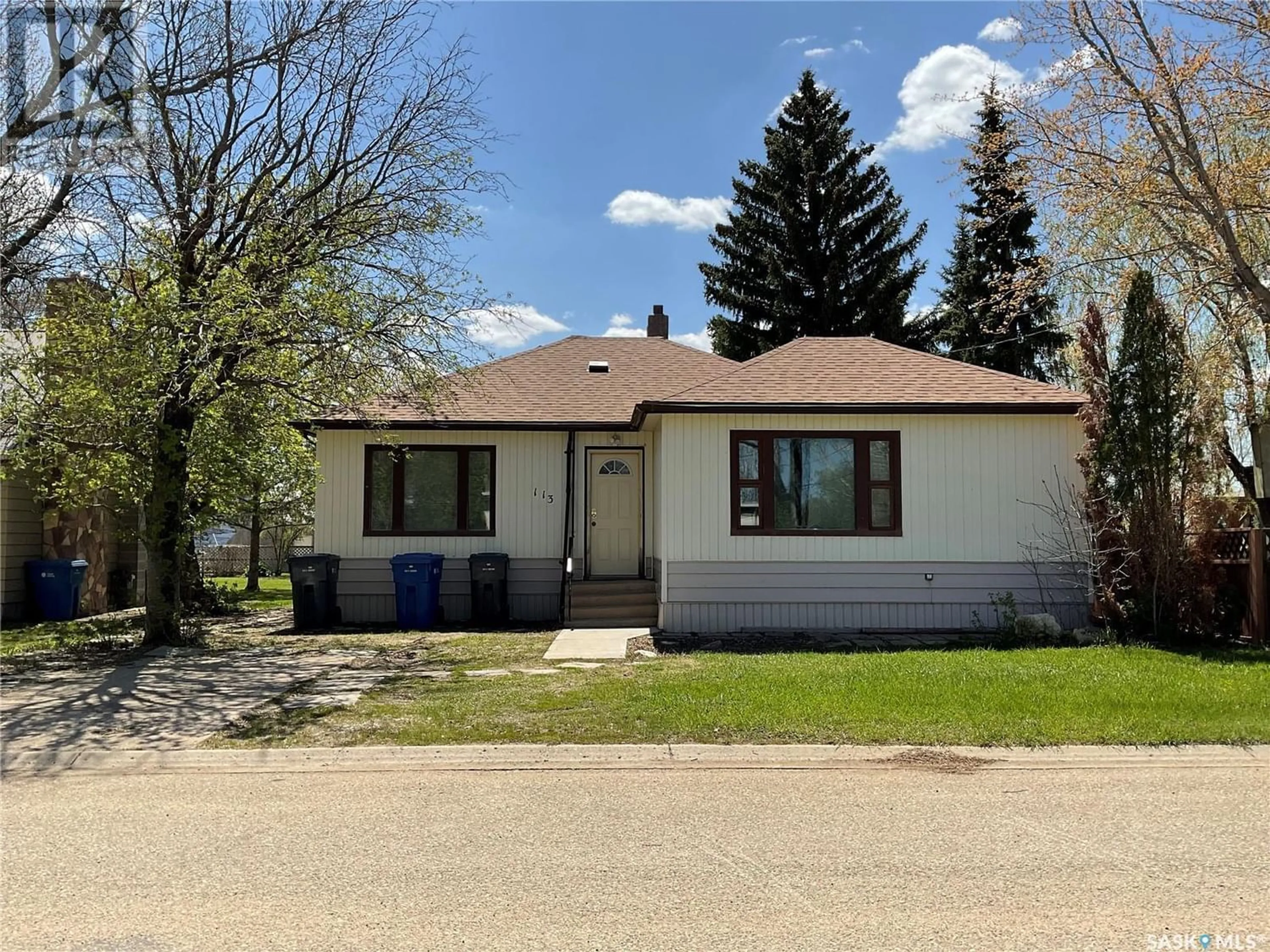 Frontside or backside of a home for 113 Prospect AVENUE, Oxbow Saskatchewan S0C2B0