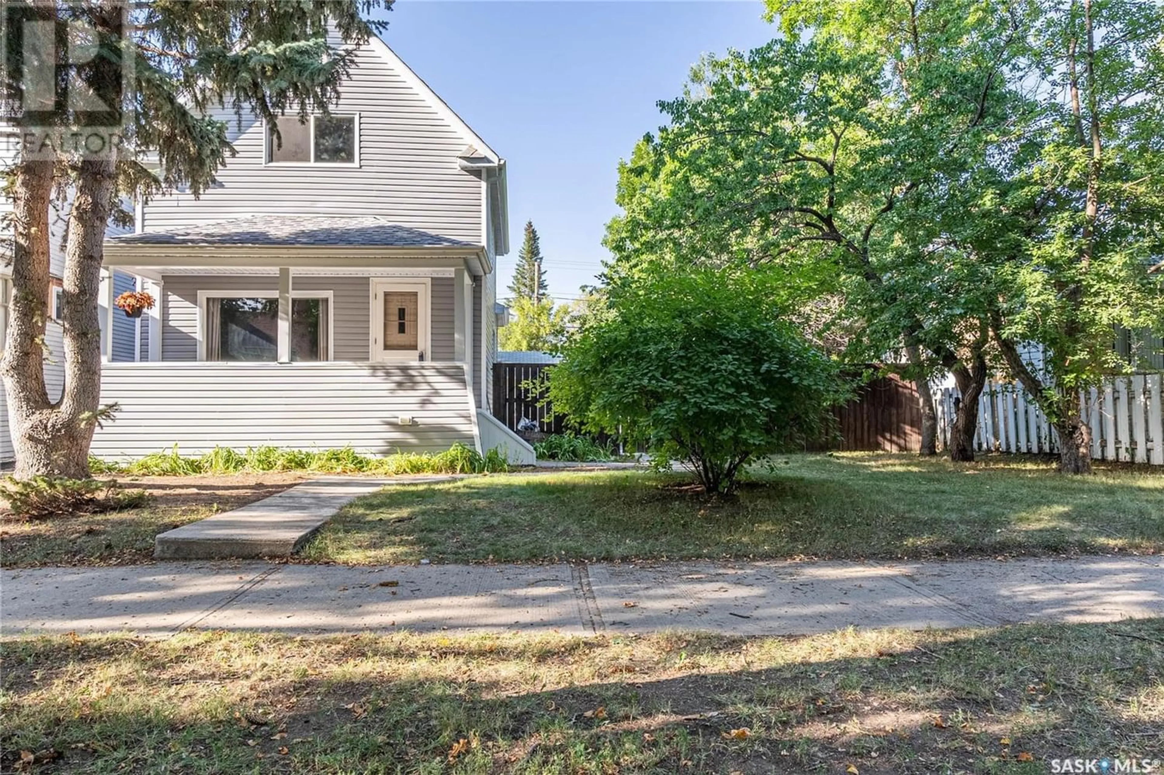 Frontside or backside of a home for 422 Duffield STREET W, Moose Jaw Saskatchewan S6H5H8