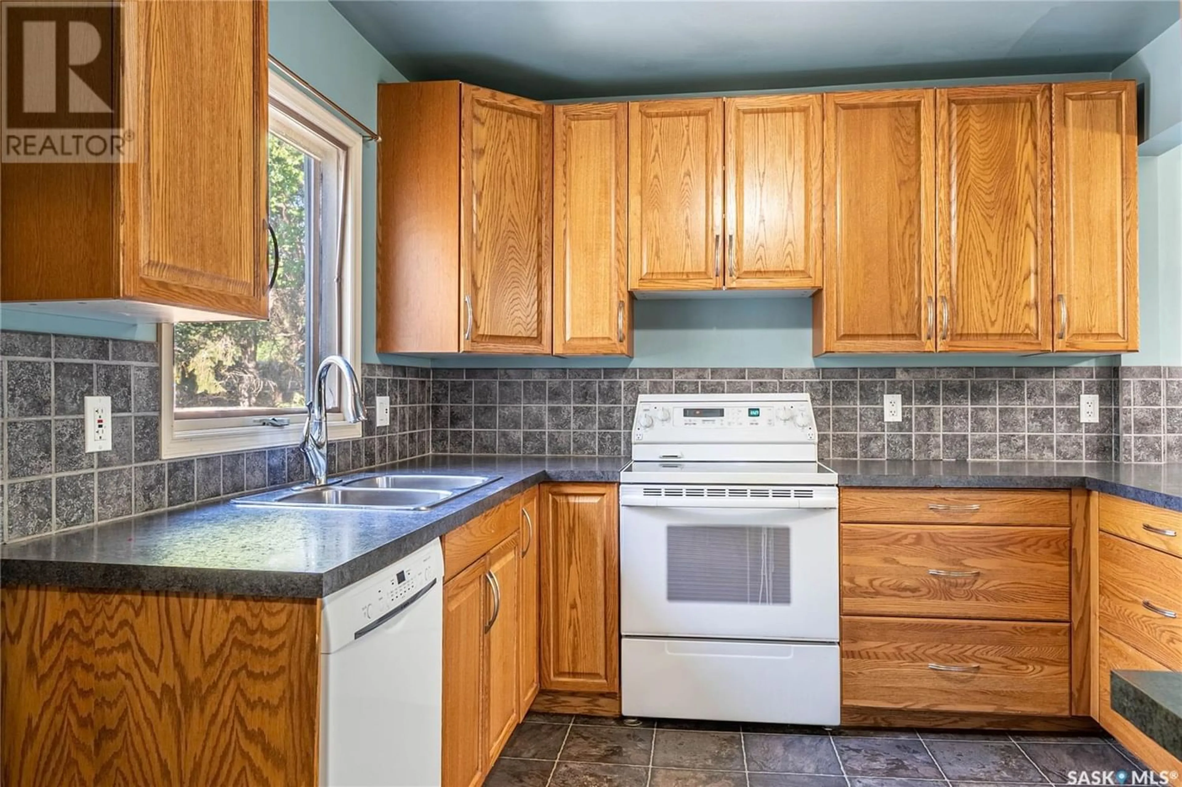 Standard kitchen for 422 Duffield STREET W, Moose Jaw Saskatchewan S6H5H8