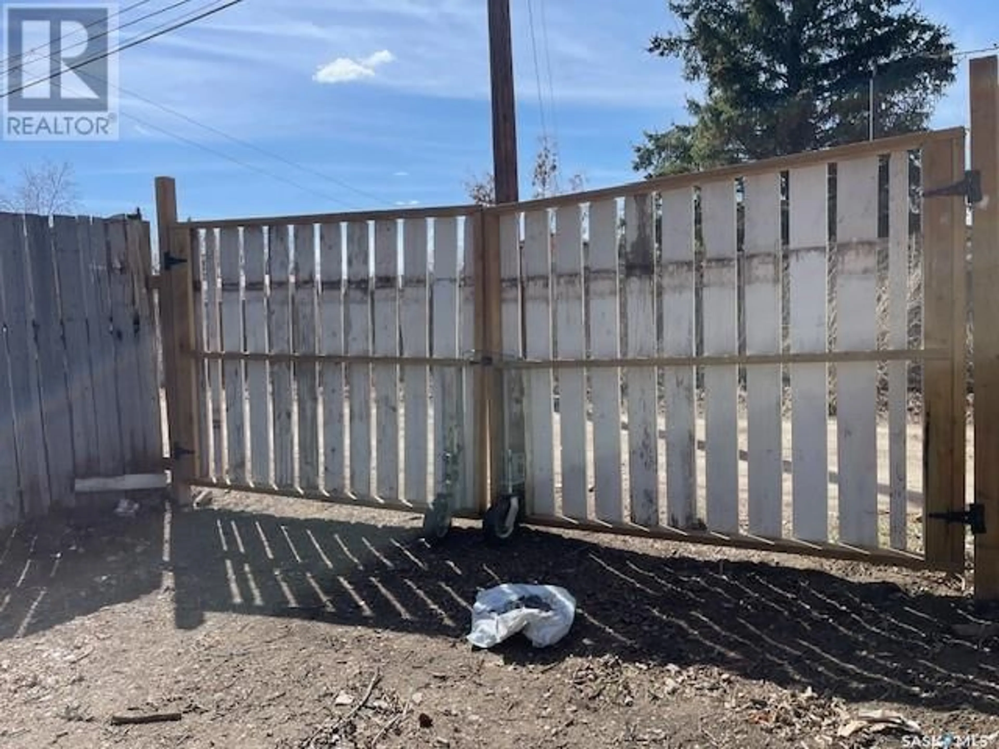 Fenced yard for 325 U AVENUE S, Saskatoon Saskatchewan S7M3C2