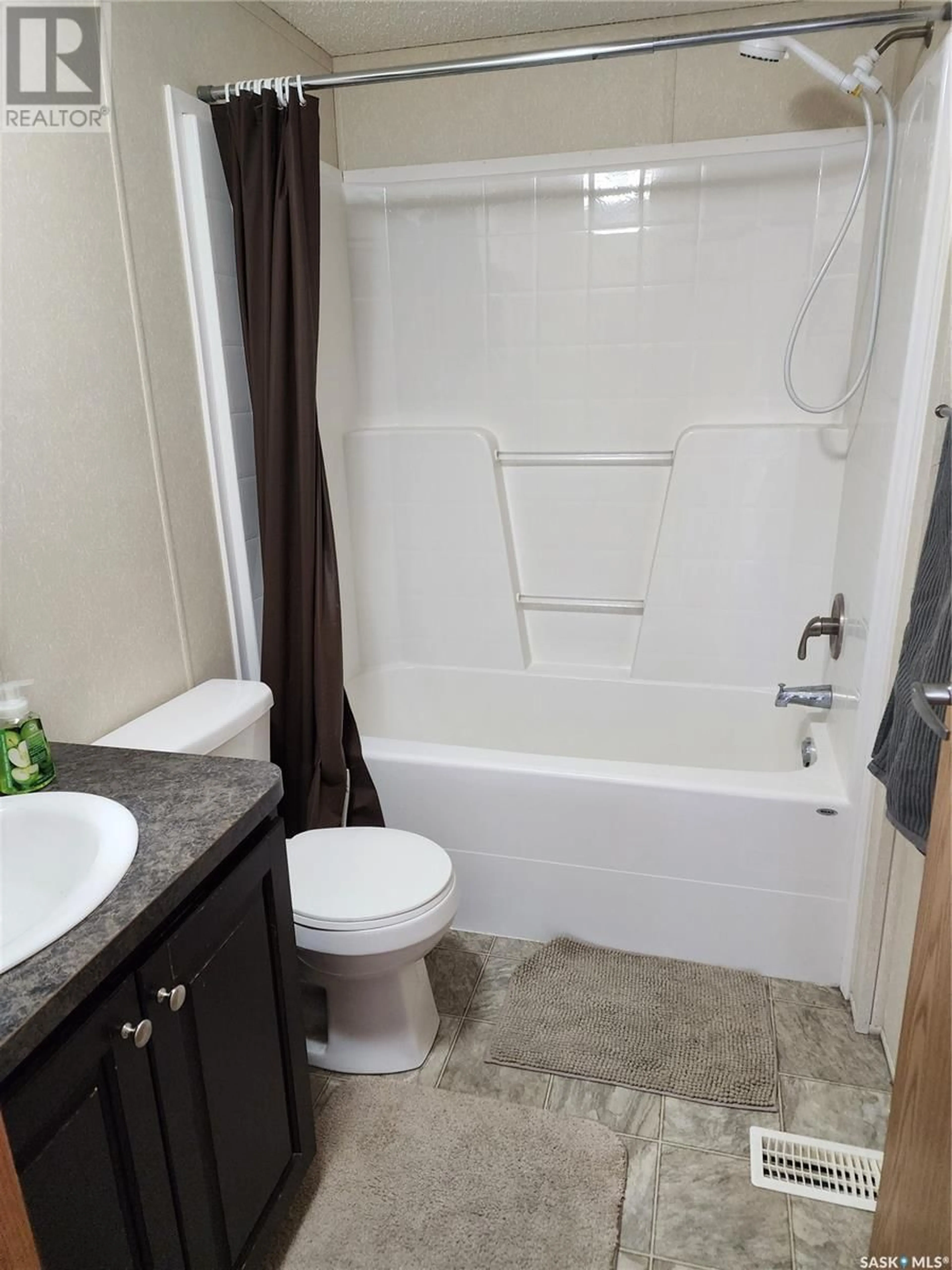 Standard bathroom for 86 Foord CRESCENT, Macoun Saskatchewan S0C1P0