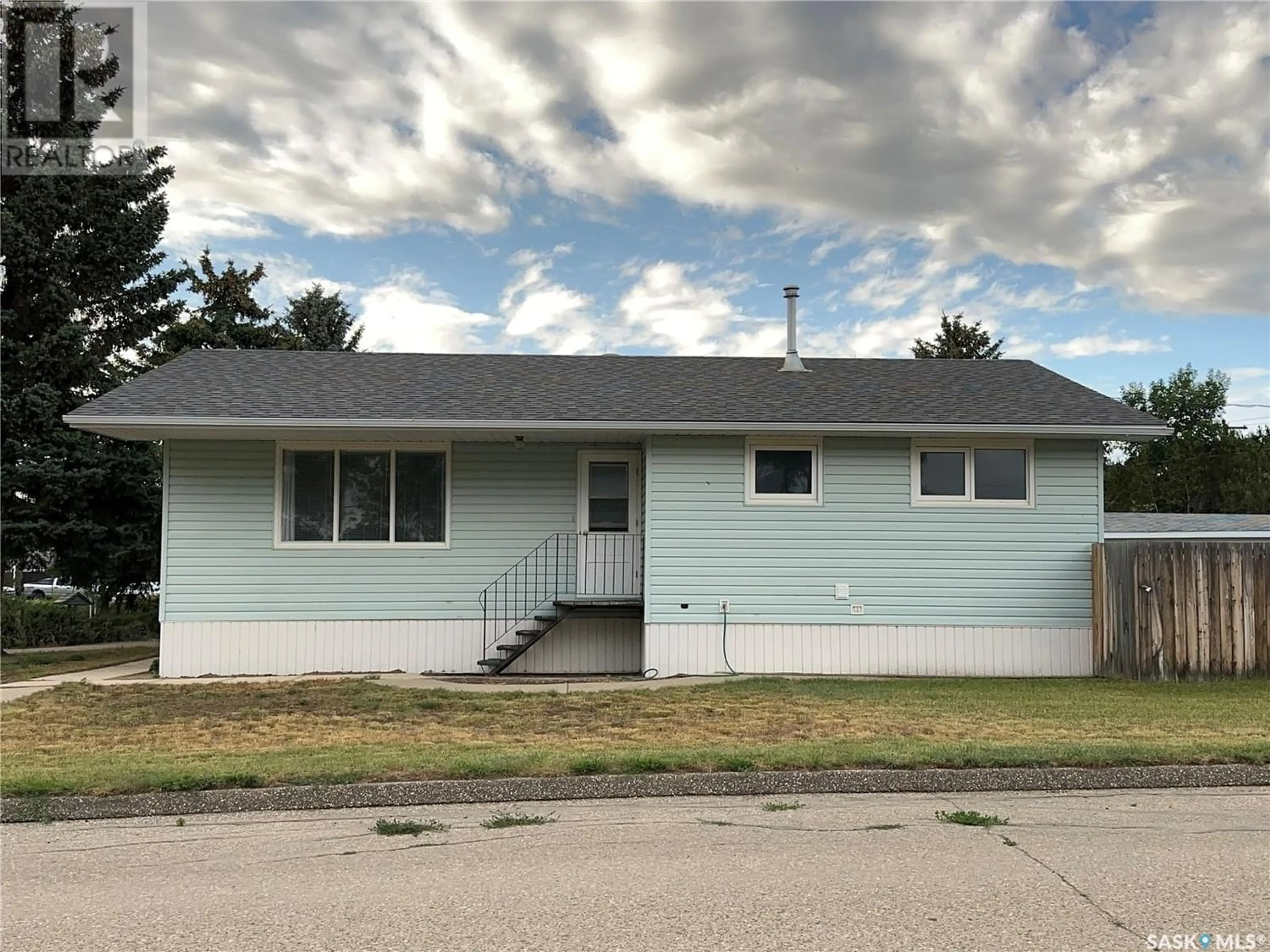 Frontside or backside of a home for 8361 Howard AVENUE, Gull Lake Saskatchewan S0N1A0