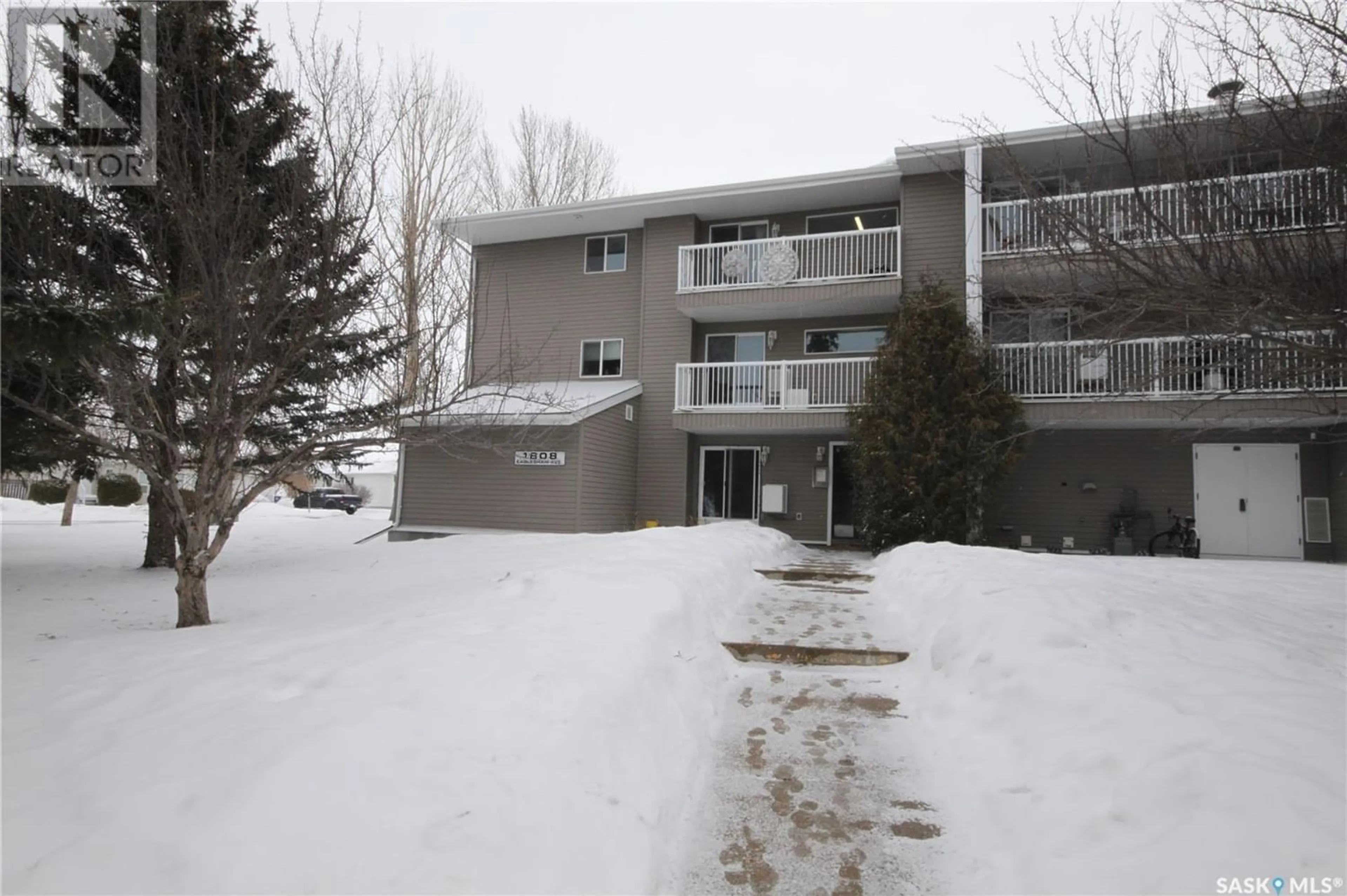 A pic from exterior of the house or condo for 305 1808 Eaglesham AVENUE, Weyburn Saskatchewan S4H3A8