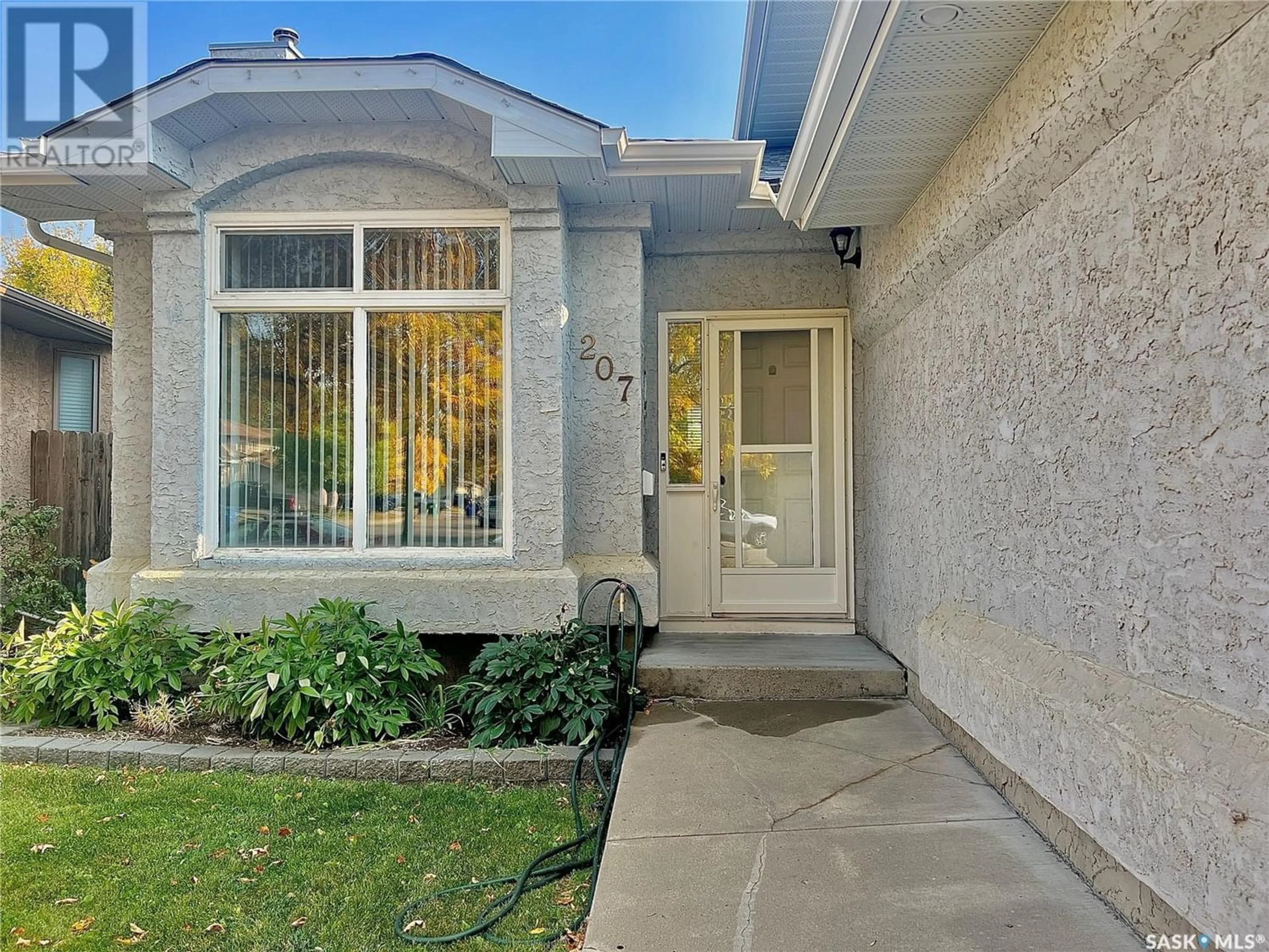 Living room for 207 STEIGER CRESCENT, Saskatoon Saskatchewan S7N4K1