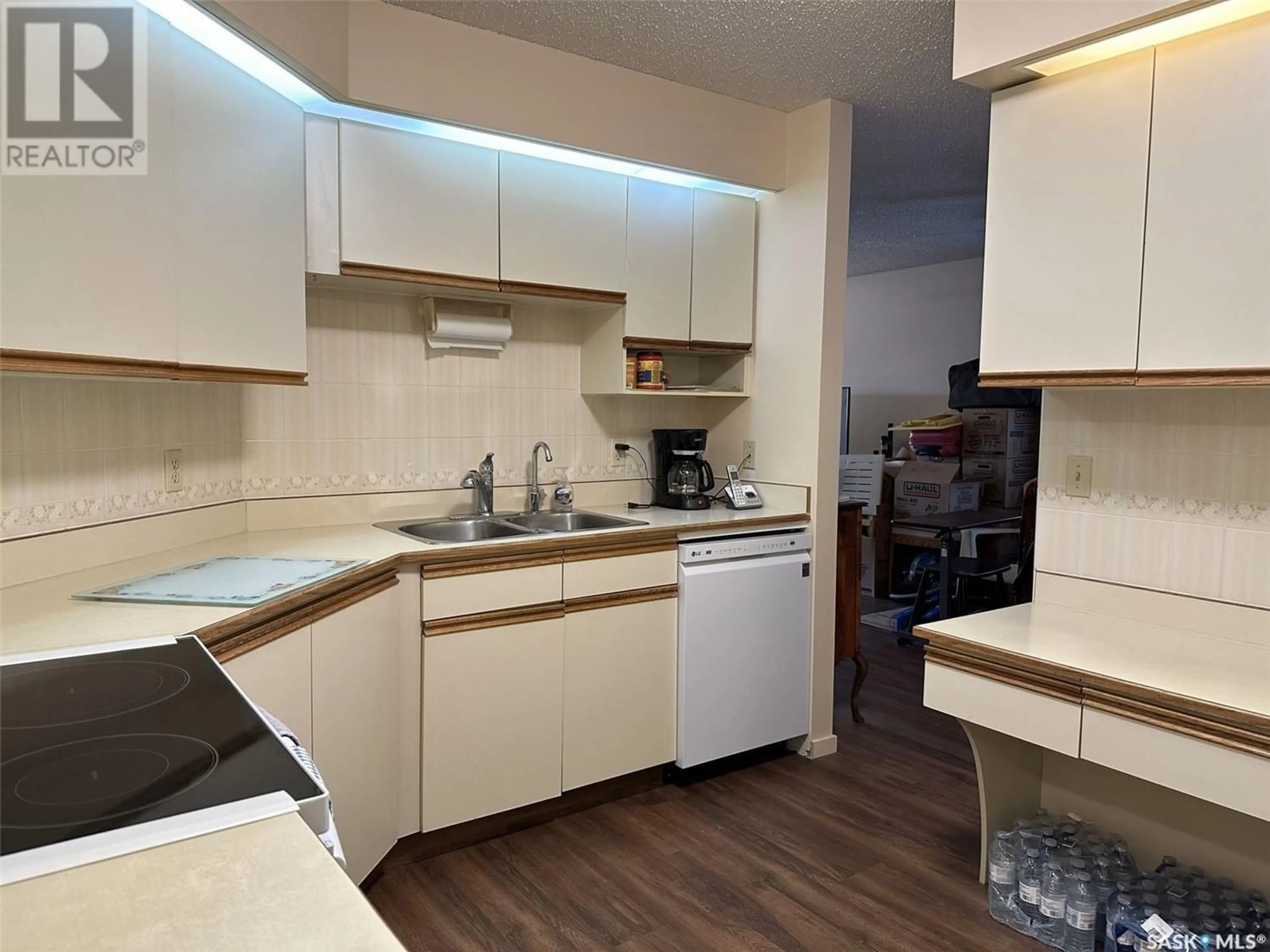 Standard kitchen for 202 250 Athabasca STREET E, Moose Jaw Saskatchewan S6H0L5