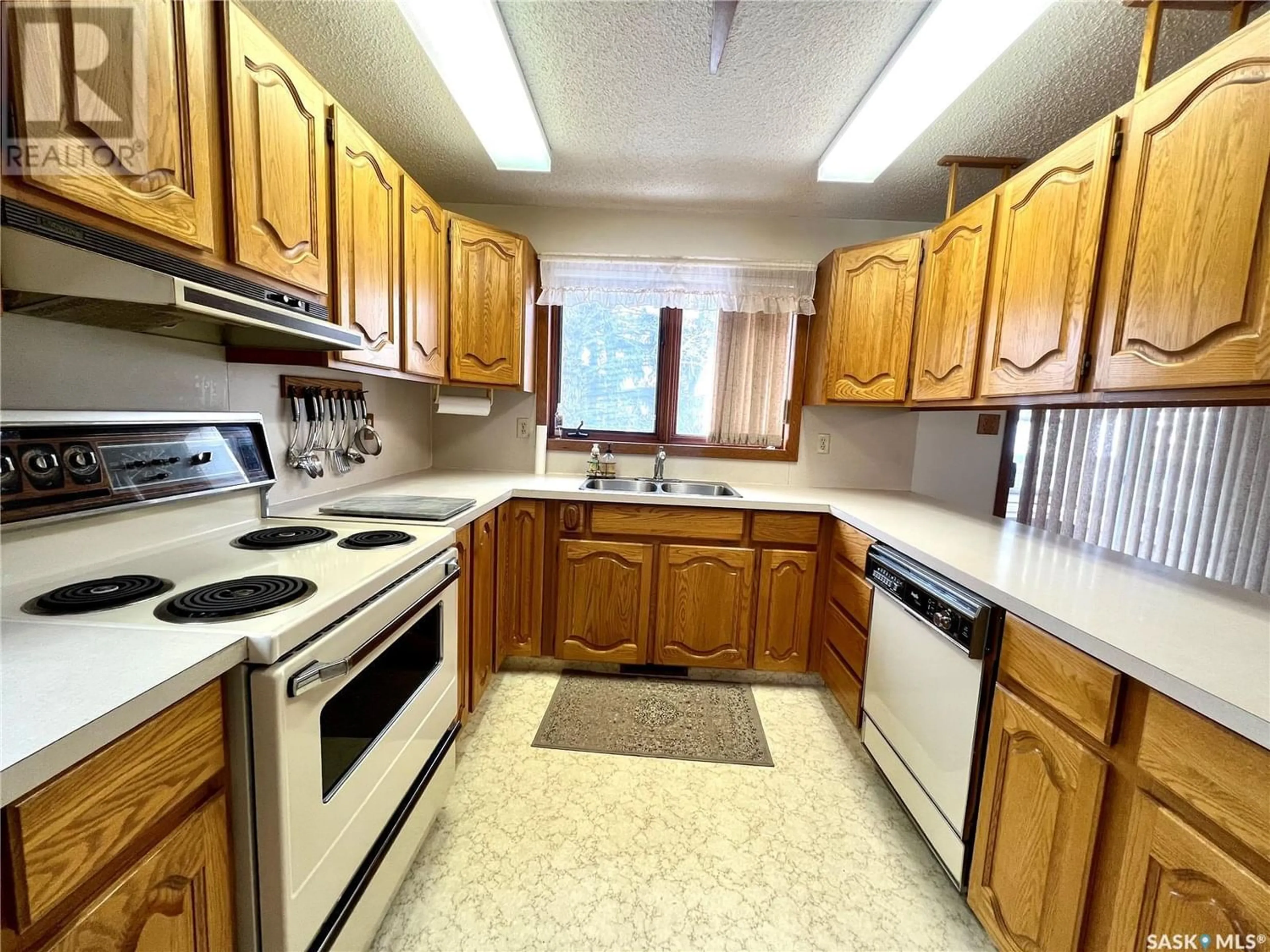 Standard kitchen for 512 Thompson STREET, Herbert Saskatchewan S0H2A0