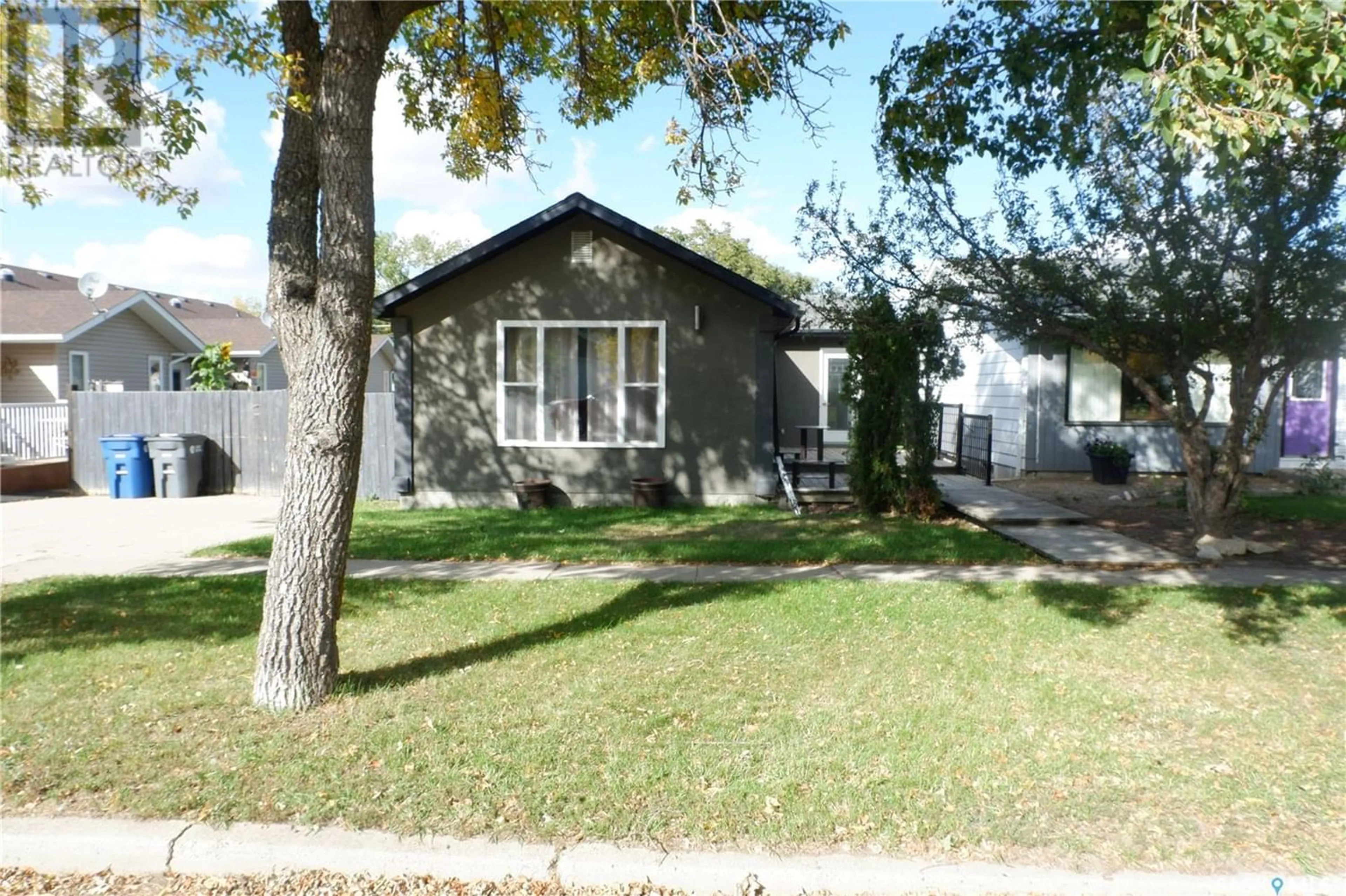 Frontside or backside of a home for 409 3rd AVENUE E, Assiniboia Saskatchewan S0H0B0