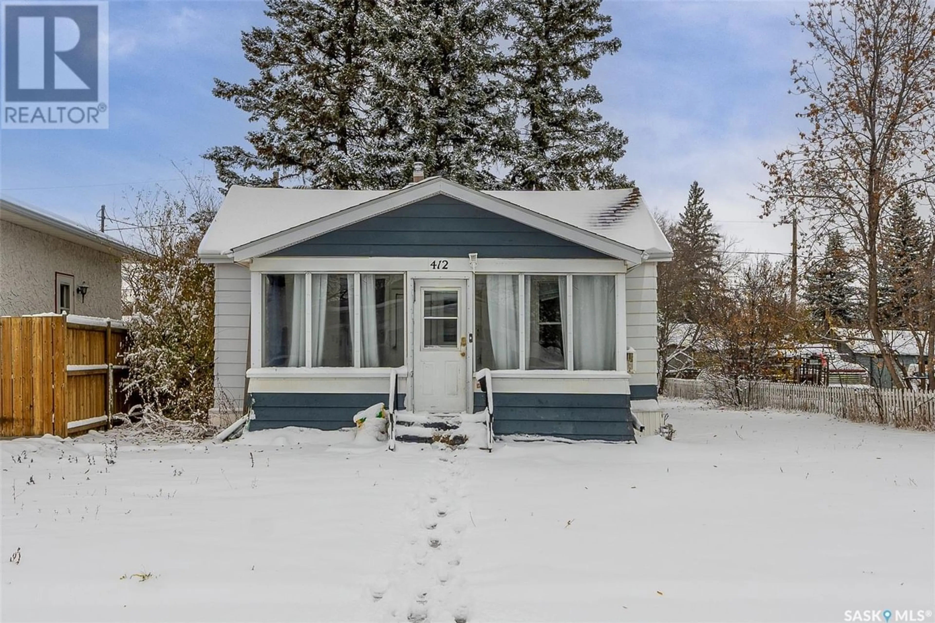 Cottage for 412 Vaughan STREET, Moose Jaw Saskatchewan S6H5N2