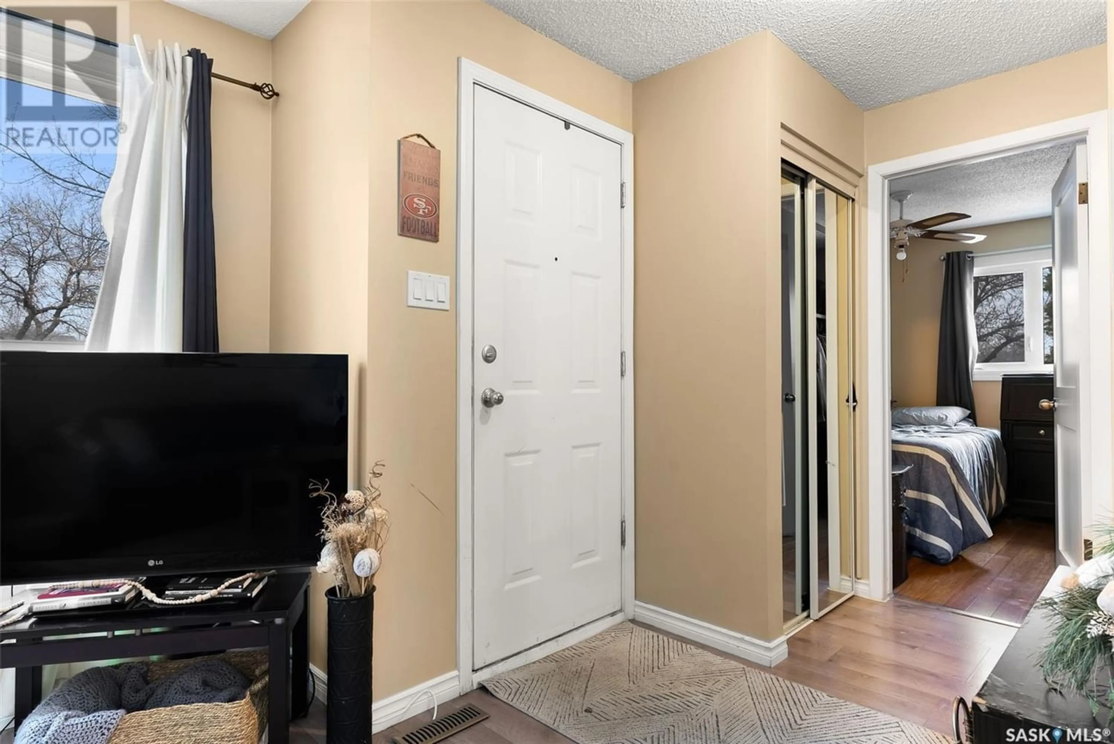 Indoor entryway for 742 VANIER DRIVE N, Regina Saskatchewan S4X2J6