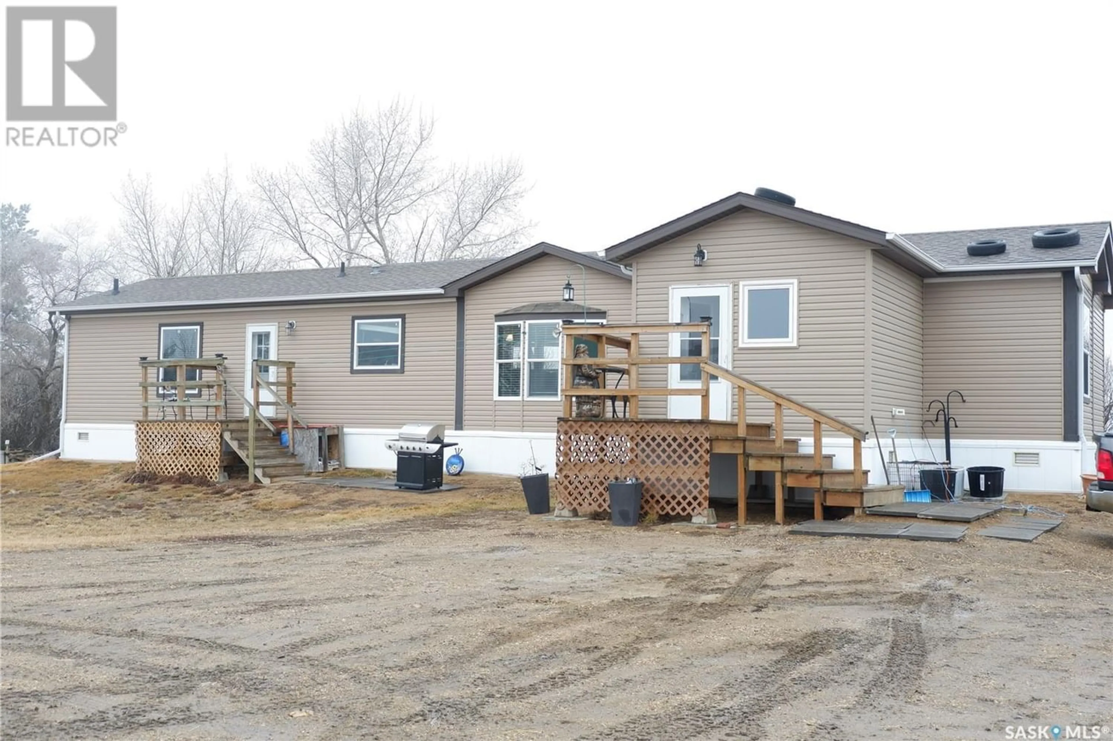 Home with vinyl exterior material for Schuweiler acreage, Stonehenge Rm No. 73 Saskatchewan S0H0B0