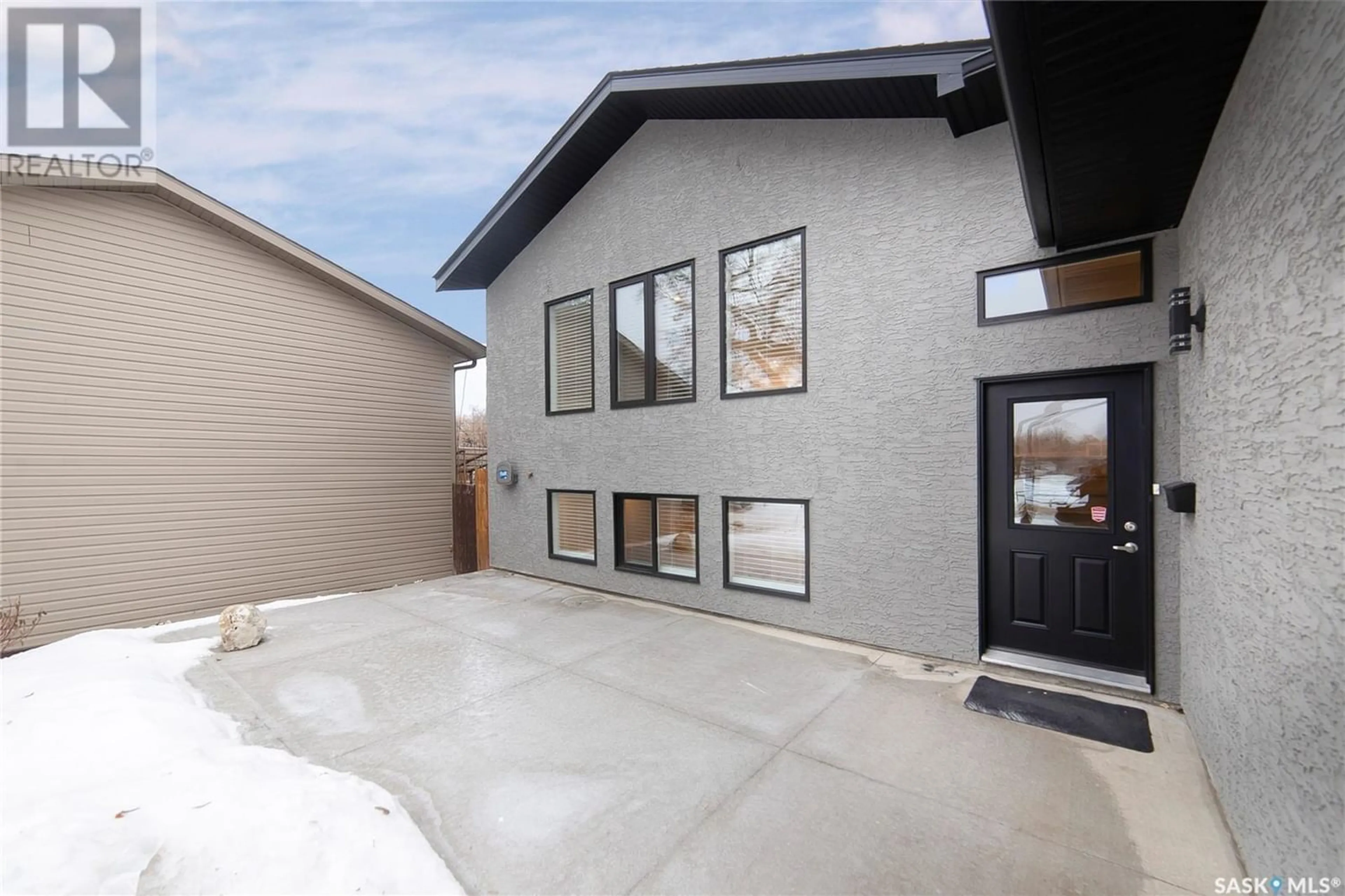 Frontside or backside of a home for 825 N AVENUE S, Saskatoon Saskatchewan S7M2P2