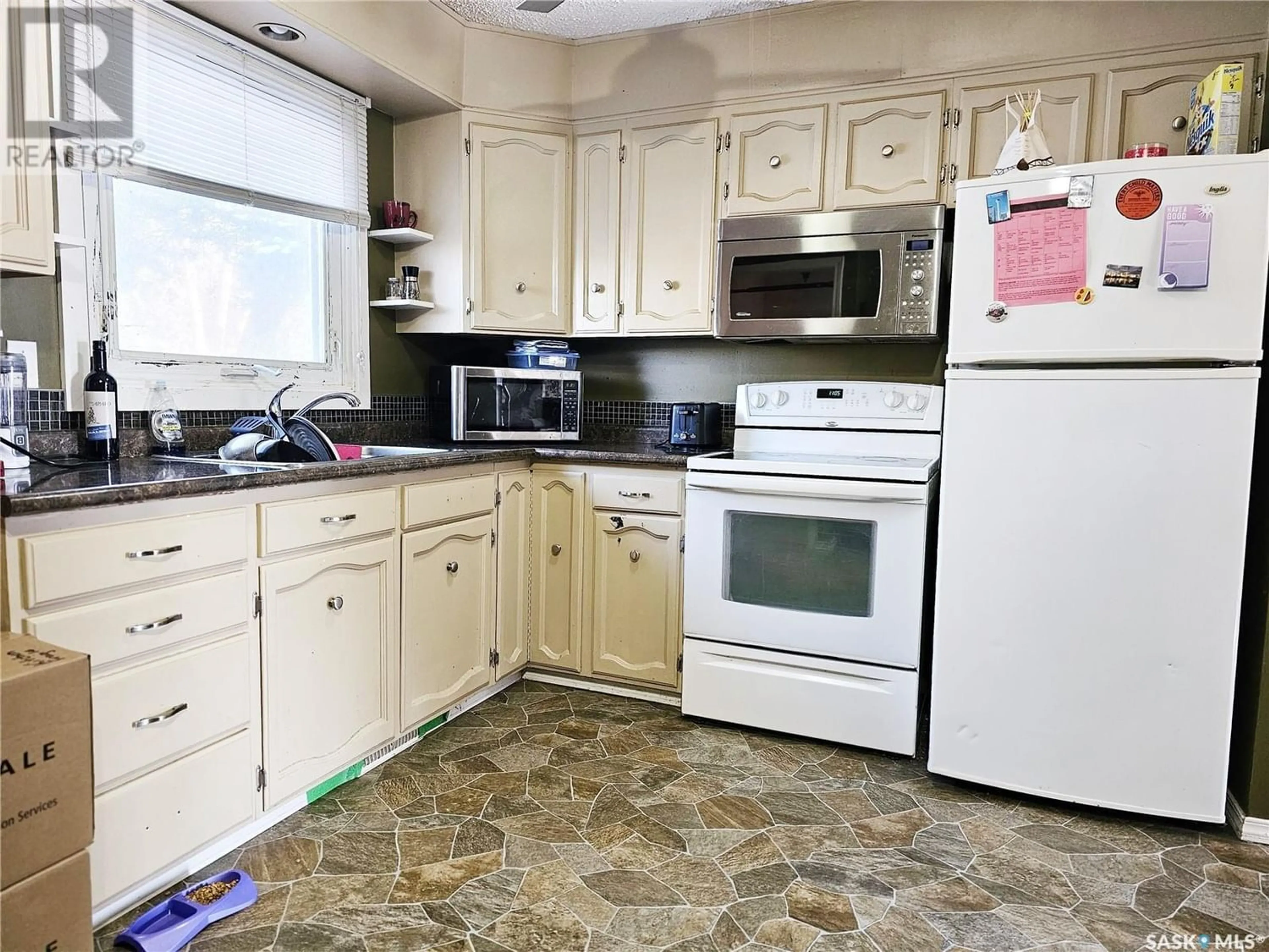 Rustic kitchen for 9005 Deans CRESCENT, North Battleford Saskatchewan S9A3H8