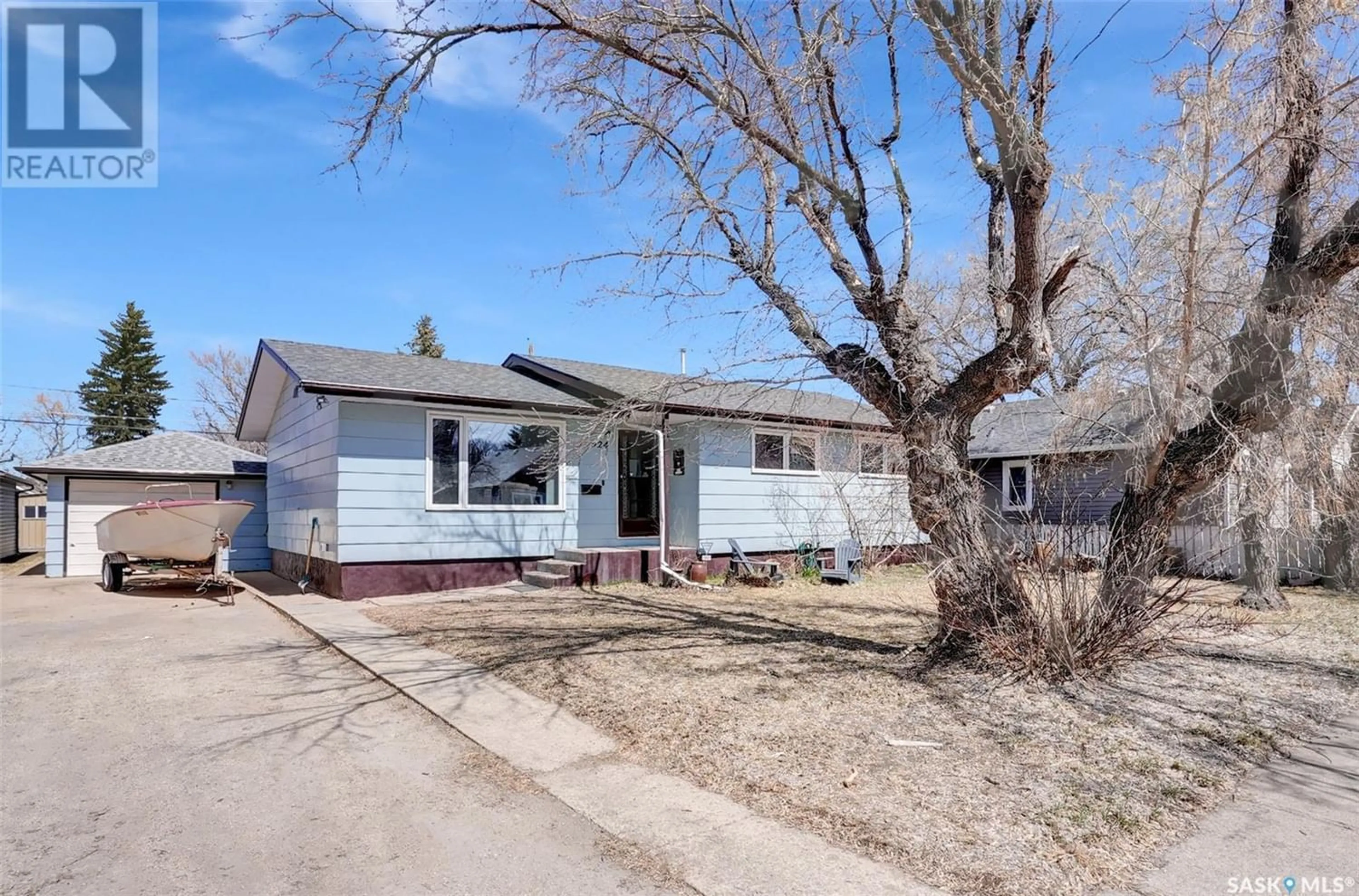 Frontside or backside of a home for 924 Iroquois STREET W, Moose Jaw Saskatchewan S6H5B6