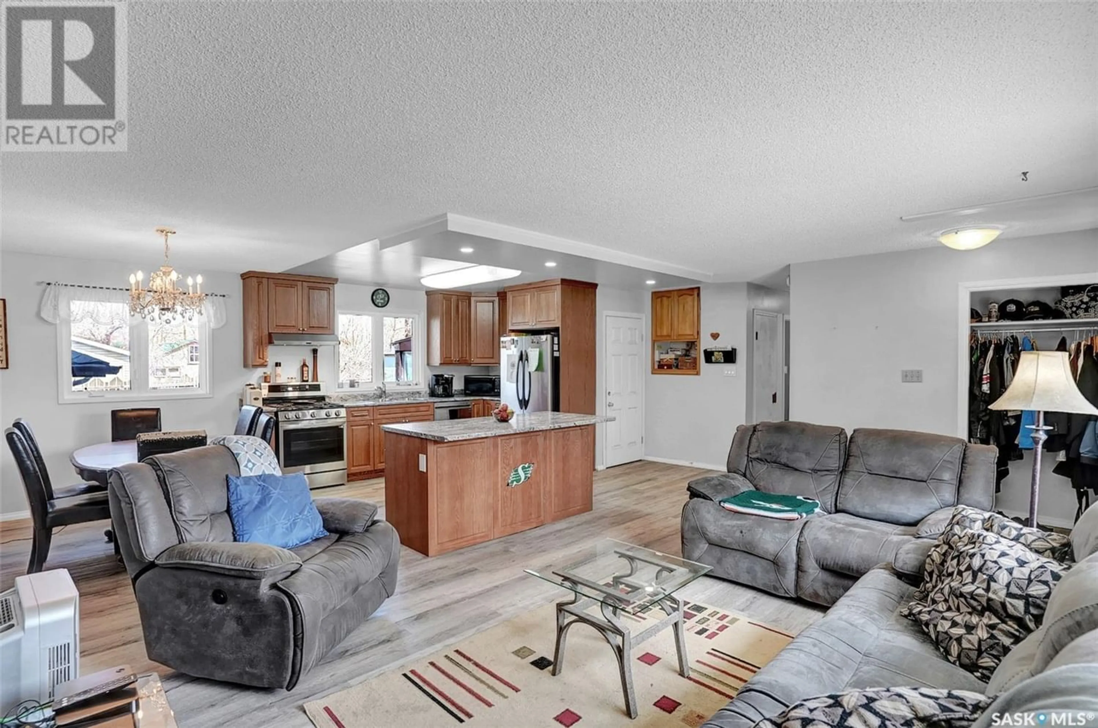 Open concept kitchen, unknown for 924 Iroquois STREET W, Moose Jaw Saskatchewan S6H5B6