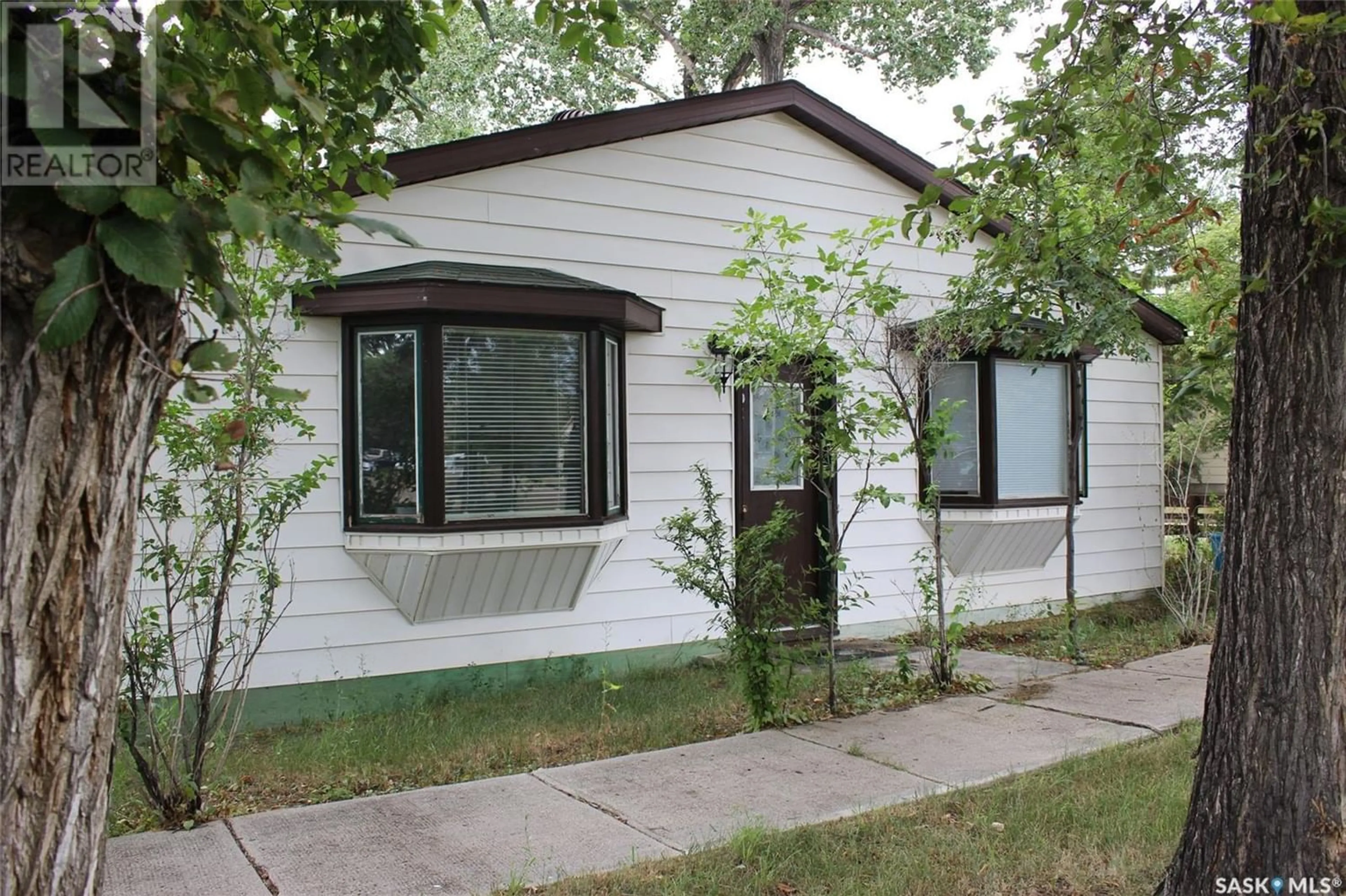 Home with vinyl exterior material for 501 Front STREET, Eastend Saskatchewan S0N0T0