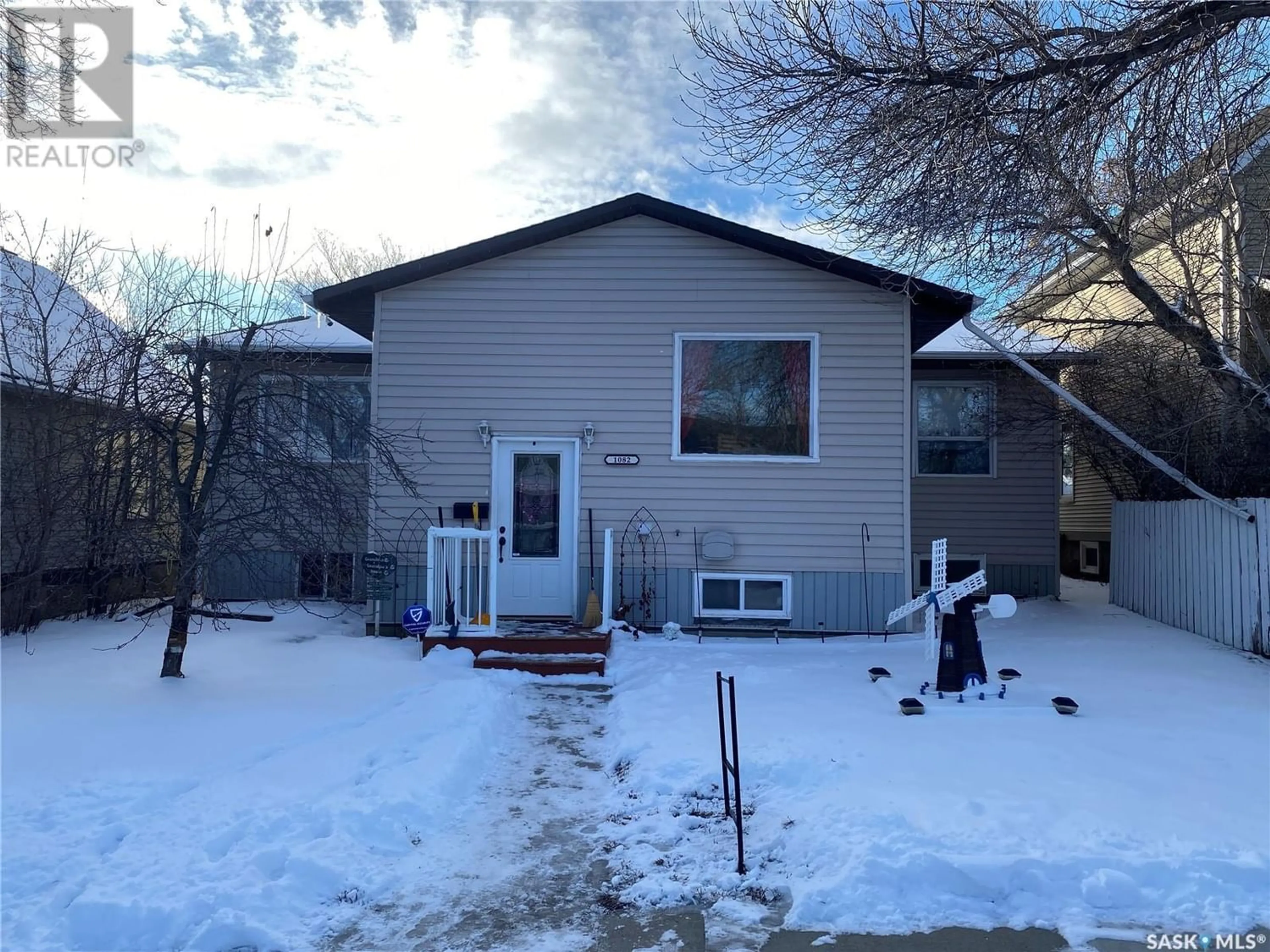 Frontside or backside of a home for 1082 4th AVENUE NE, Moose Jaw Saskatchewan S6H1J1