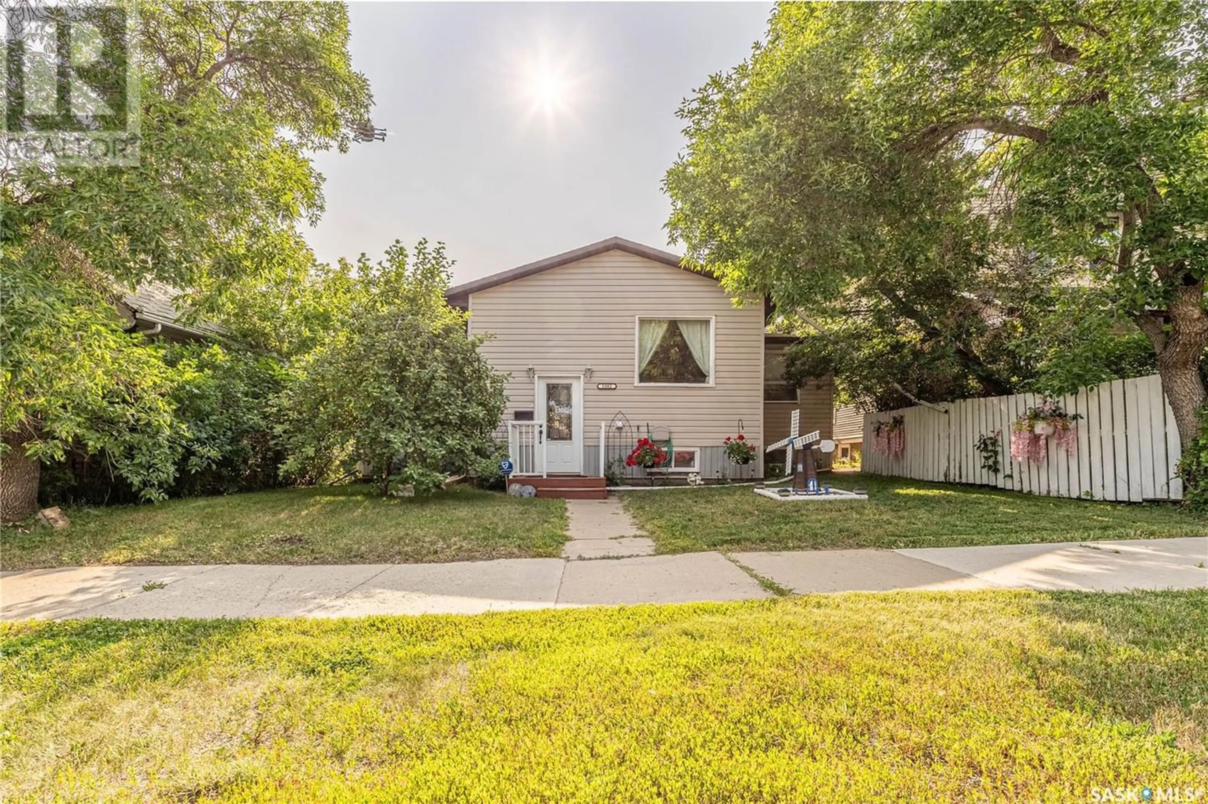 Frontside or backside of a home for 1082 4th AVENUE NE, Moose Jaw Saskatchewan S6H1J1