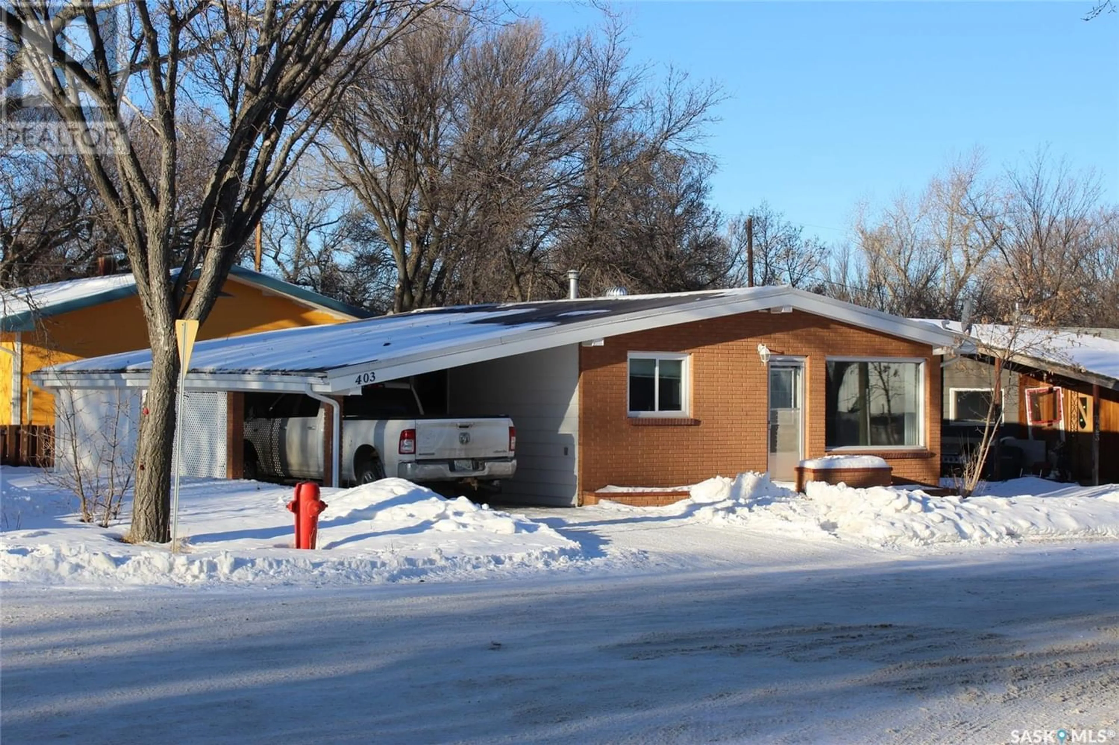 Home with unknown exterior material for 403 1st STREET W, Shaunavon Saskatchewan S0N2M0