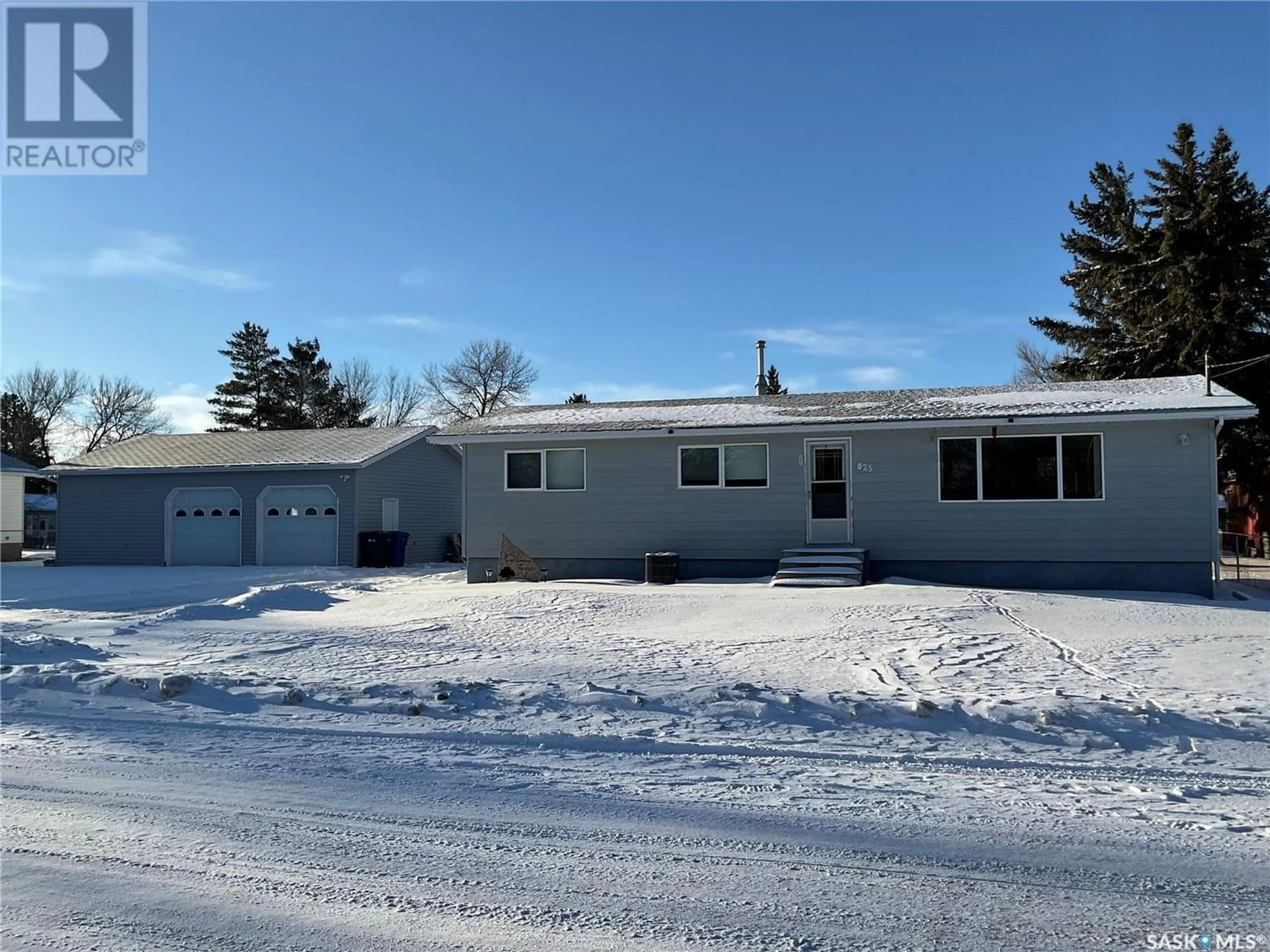 Frontside or backside of a home for 825 Walsh AVENUE, Oxbow Saskatchewan S0C2B0