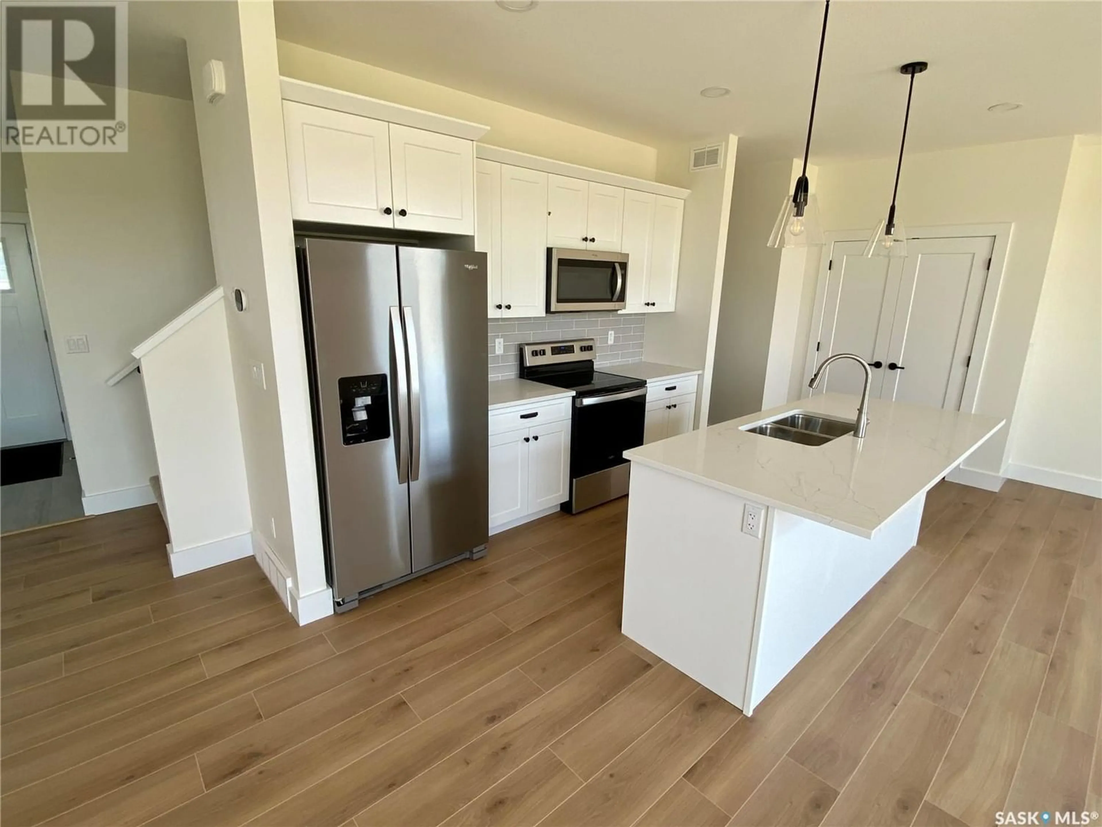 Contemporary kitchen for 236 Dziadyk MANOR, Saskatoon Saskatchewan S7V0X9