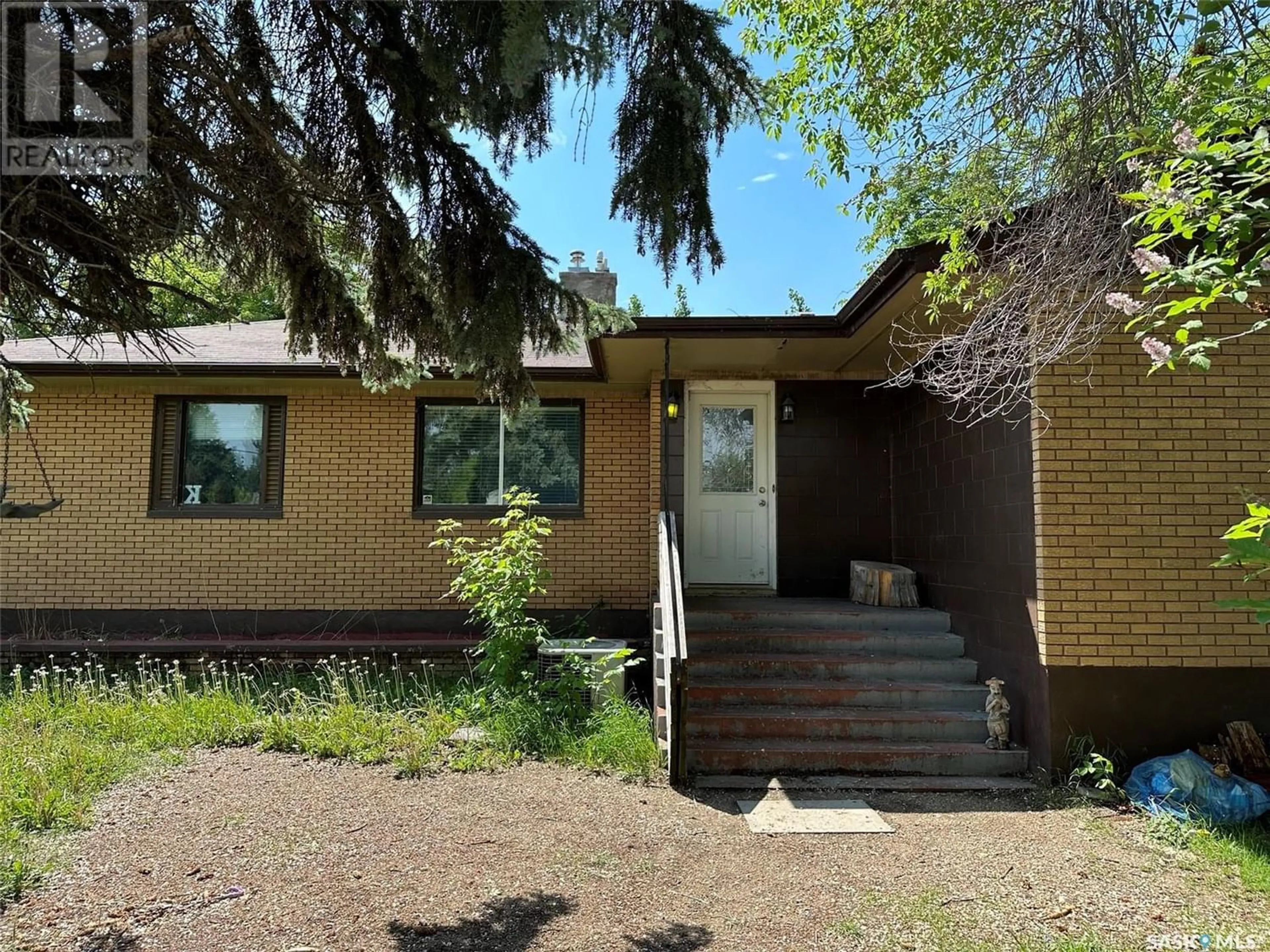 Outside view for 502 1st STREET W, Meadow Lake Saskatchewan S9X1E5