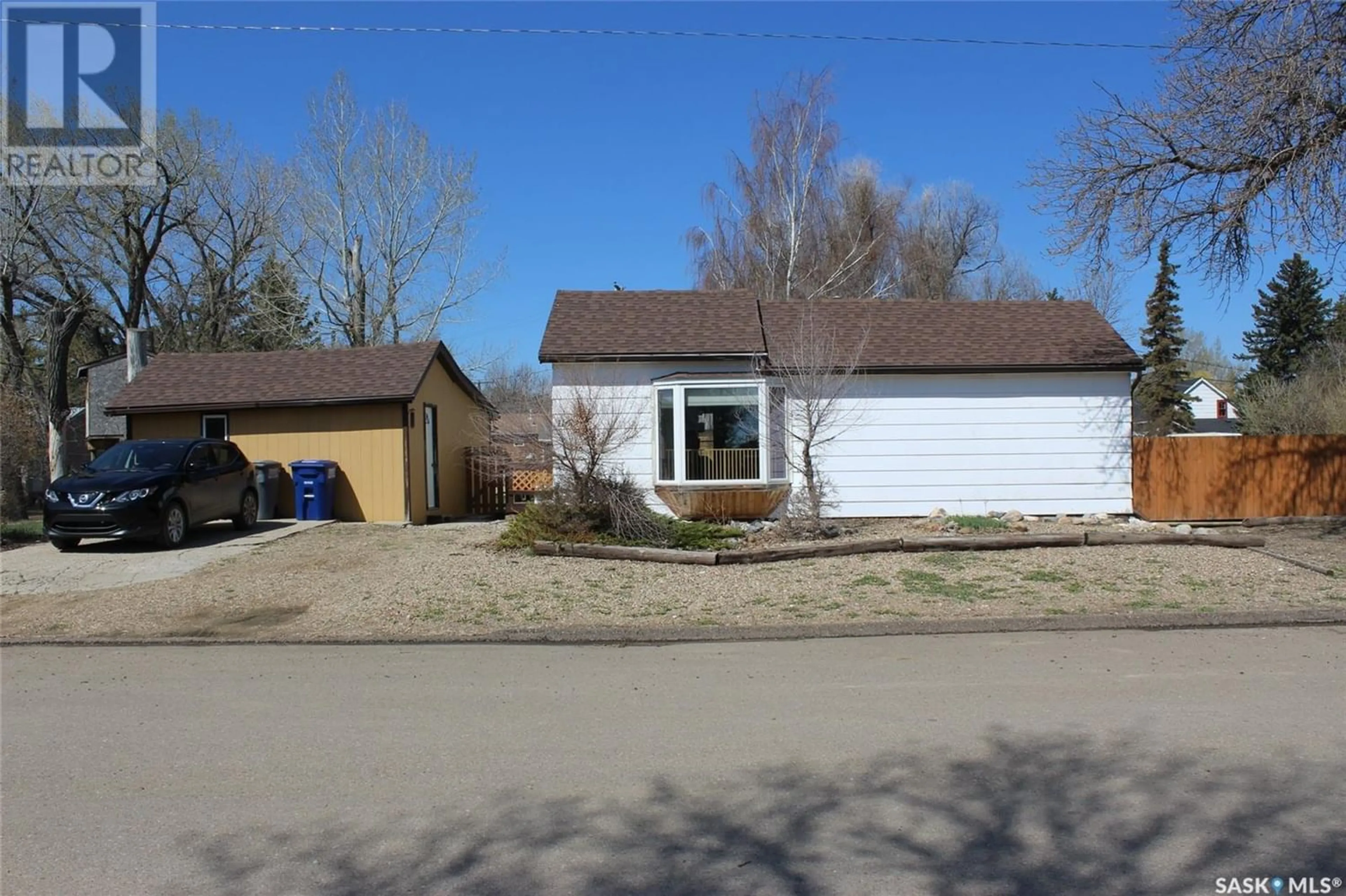 Home with unknown exterior material for 116 Ash AVENUE N, Eastend Saskatchewan S0N0T0