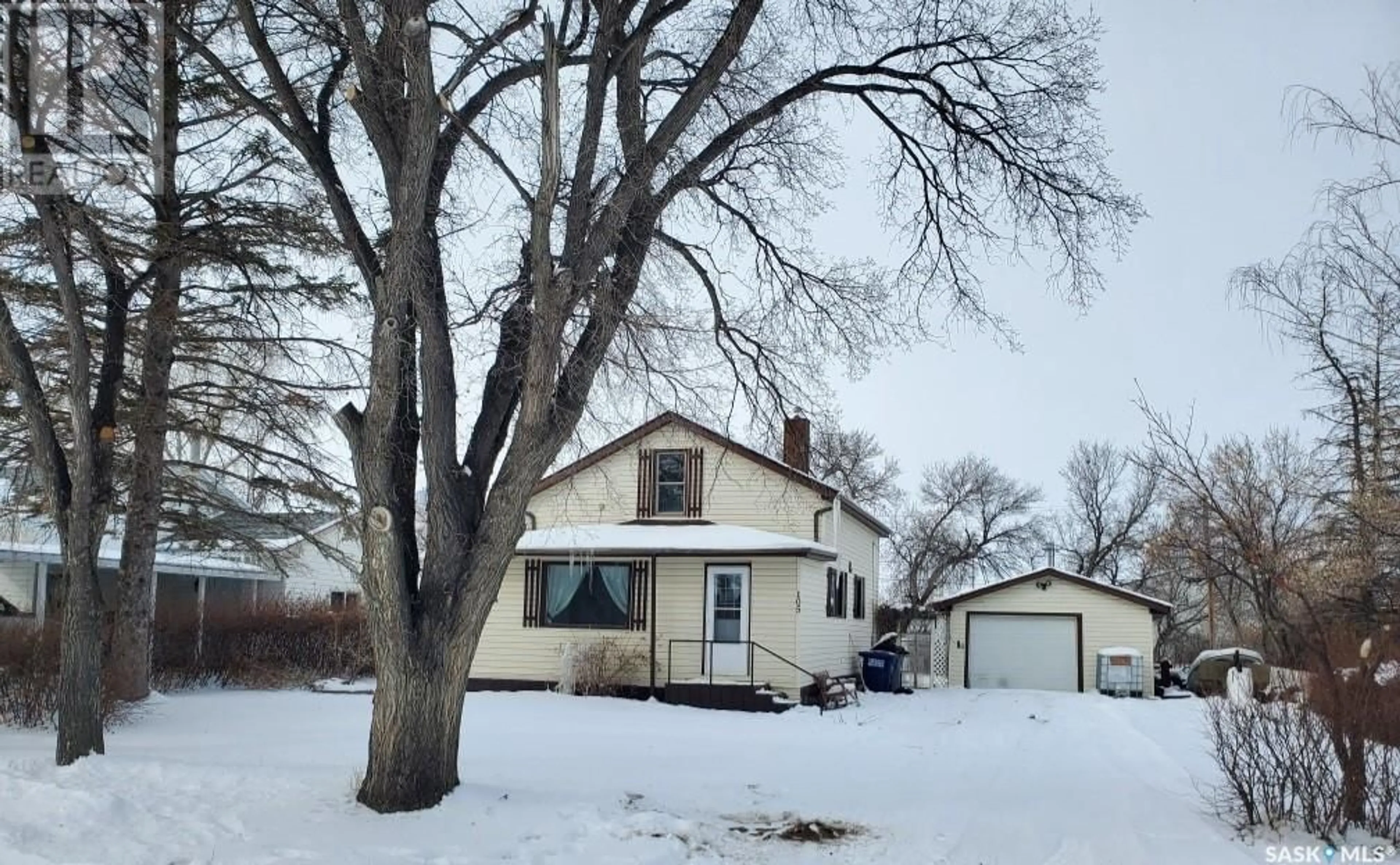 Home with unknown exterior material for 105 3rd STREET N, Cabri Saskatchewan S0N0J0
