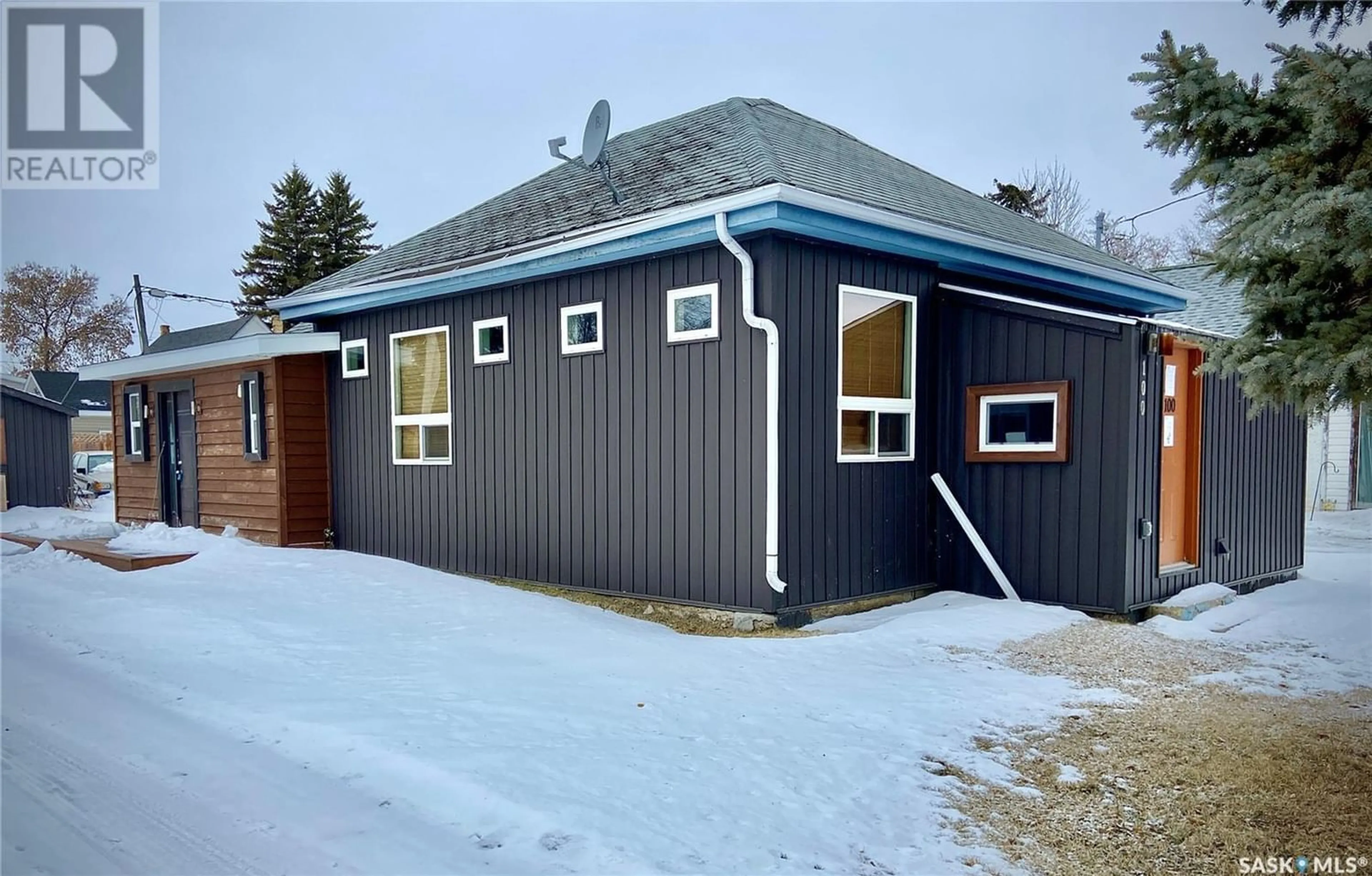 Home with vinyl exterior material for 100 Glasgow AVENUE, Saltcoats Saskatchewan S3N3R0
